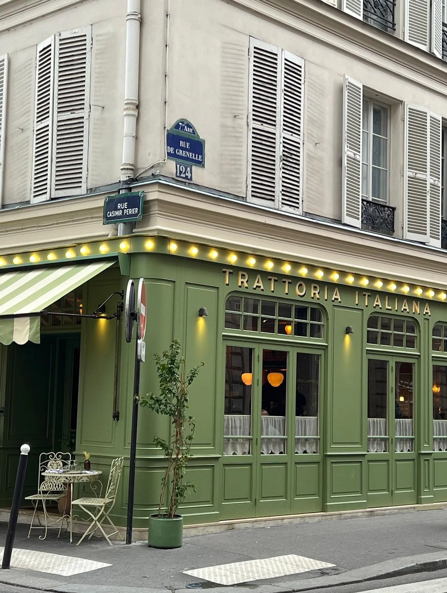 It was only last week but couldn&rsquo;t resist a Paris throwback today. Loved this green and the restaurant is definitely on my list!

#ThursdayThrowbacks #ThrowbackThursdayPost #ParisThrowback #GorgeousGreen #ParisRestaurant #Harper_Hughes_Home