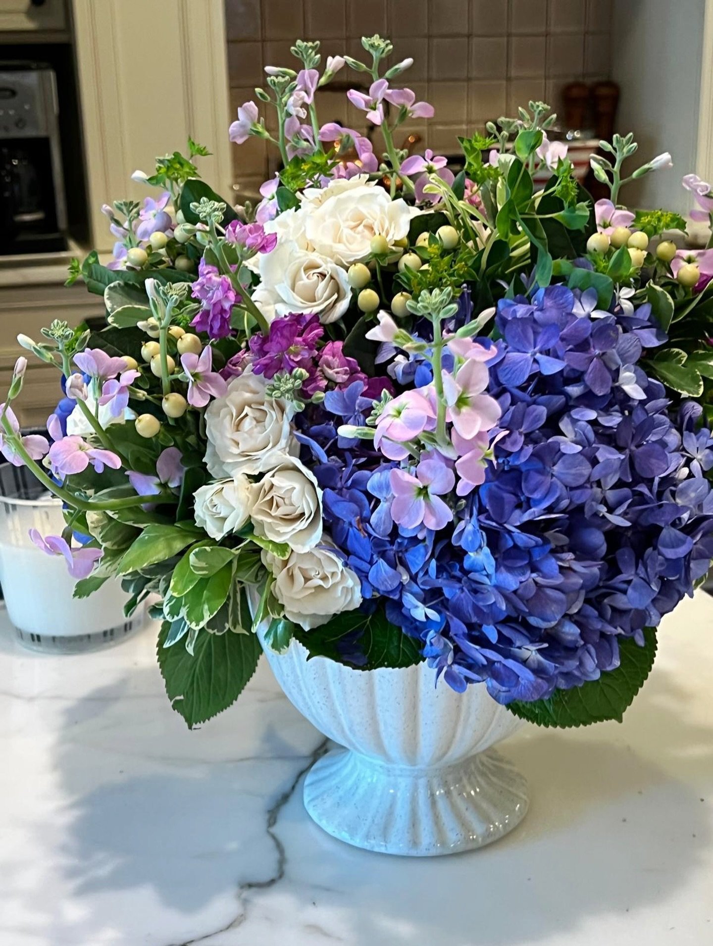 A favorite arrangement from a while back that is still a favorite. 😍

#FreshFlowersFriday #FridayFlorals #FavoriteFlowers #Harper_Hughes_Home