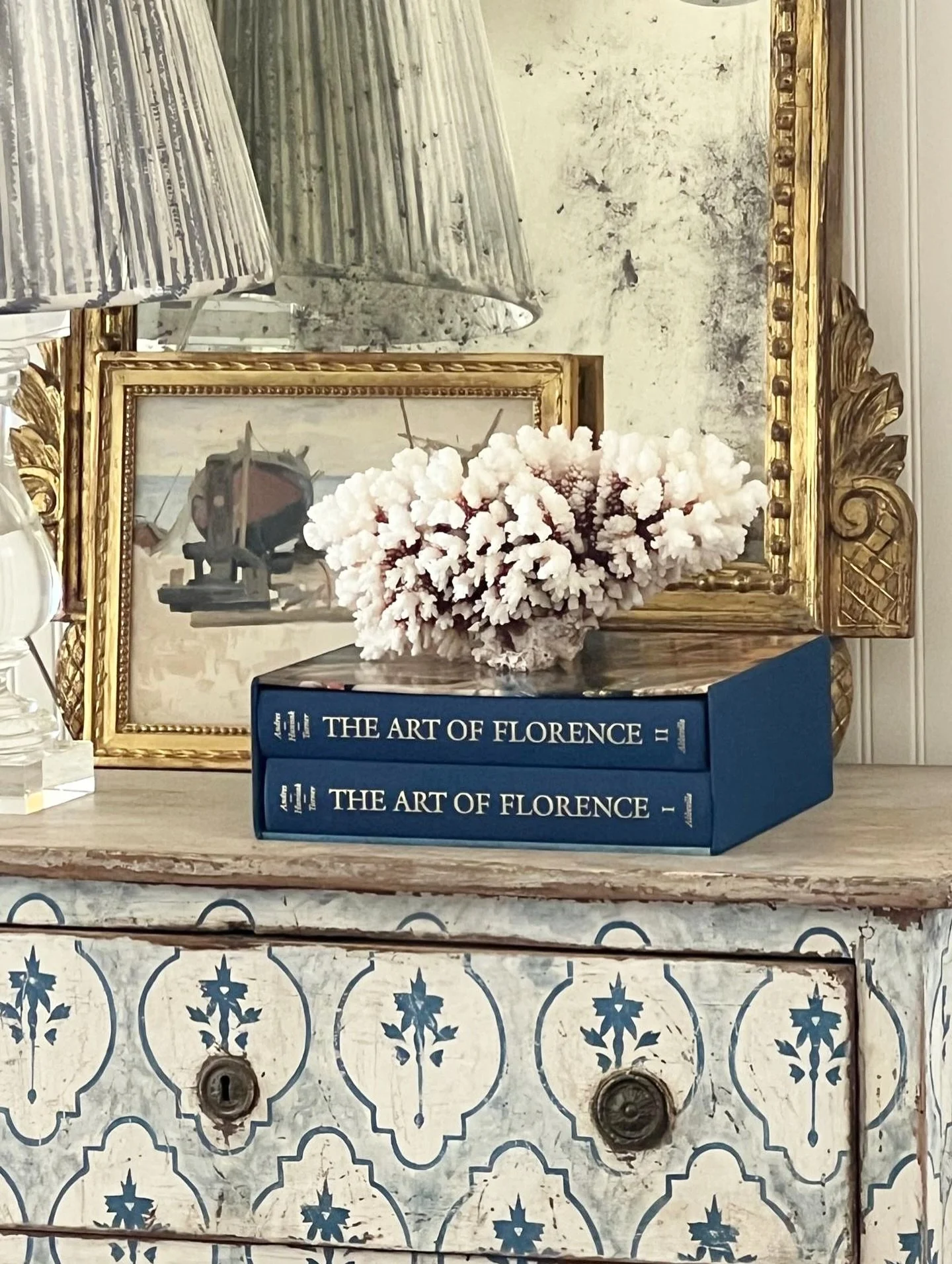 A glimpse from my personal collection, with this gorgeous blue and white chest of drawers from Italy combined with a vintage mirror and painting, and stunning coral from @pinkmoonmarket - a few of my favorite things!

#VintageVignette #BlueAndWhiteIn