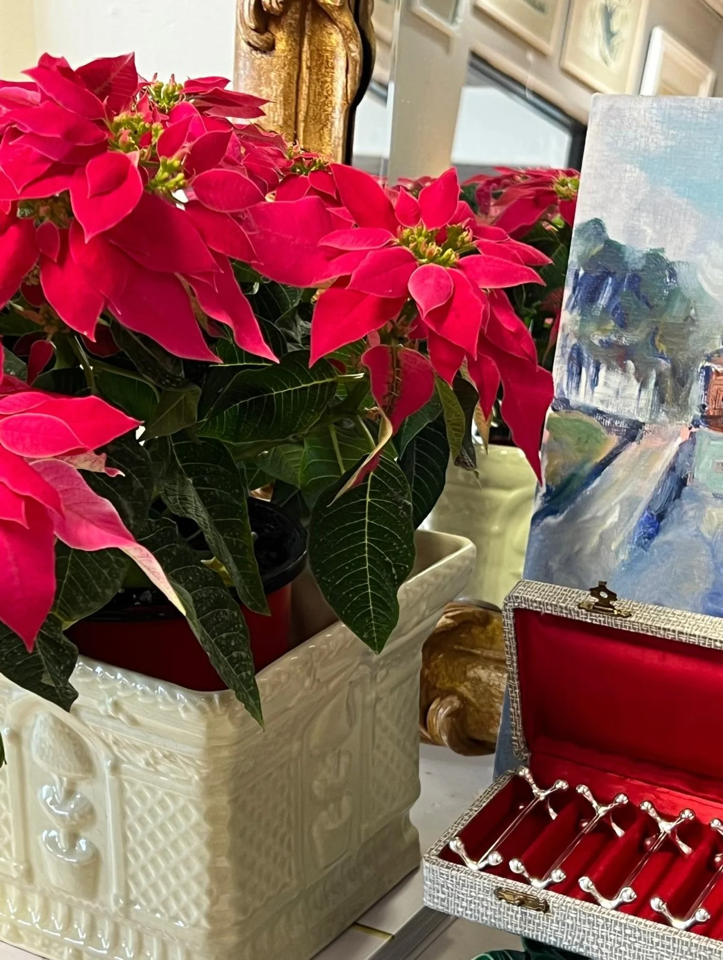 Kicking off the holiday season with this fuchsia pink poinsettia in our @chesterdaleshome booth to bring some color and cheer!

#FridayFlowers #FreshFlowersFriday #PinkPoinsettia #HolidaySeasonVibes #PopOfPink #Harper_Hughes_Home