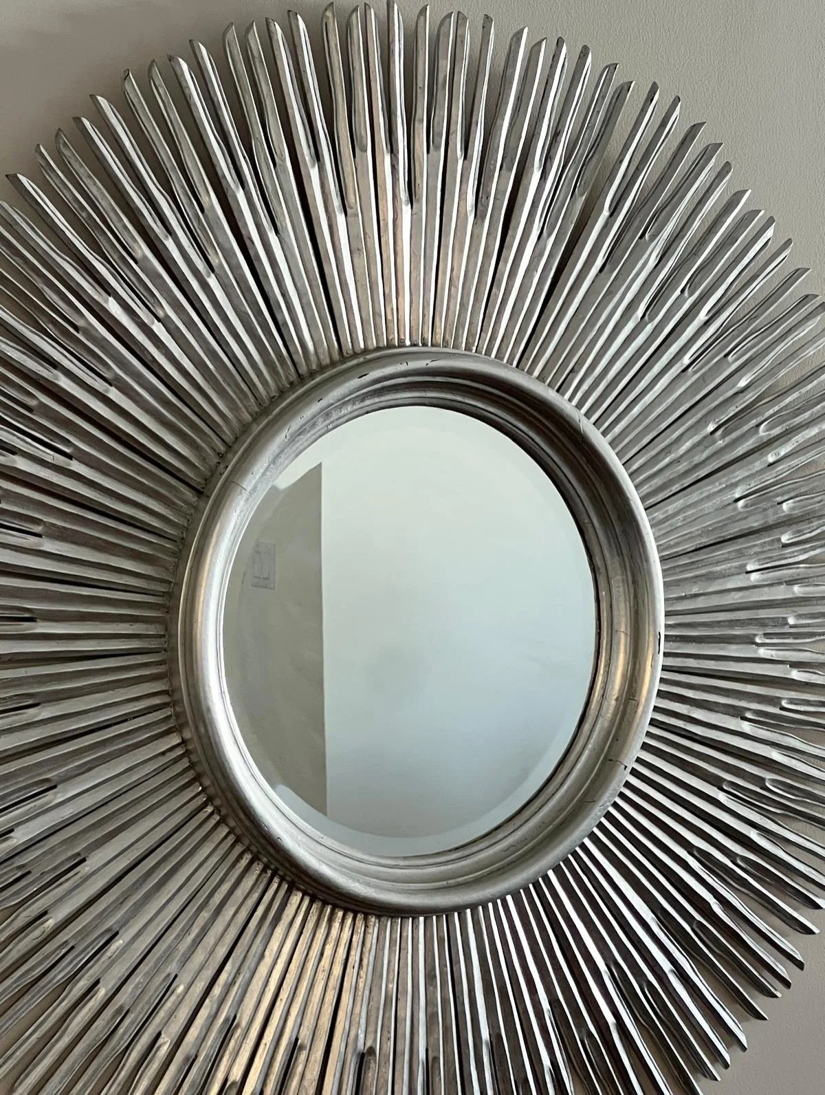 Today&rsquo;s #MondayMirror is this stunning vintage French sunburst mirror from Paris. 👉🏻Swipe for an in-situ view. 

#VintageFrenchMirror #SilverSunburst #AntiqueMirrors #Harper_Hughes_Home