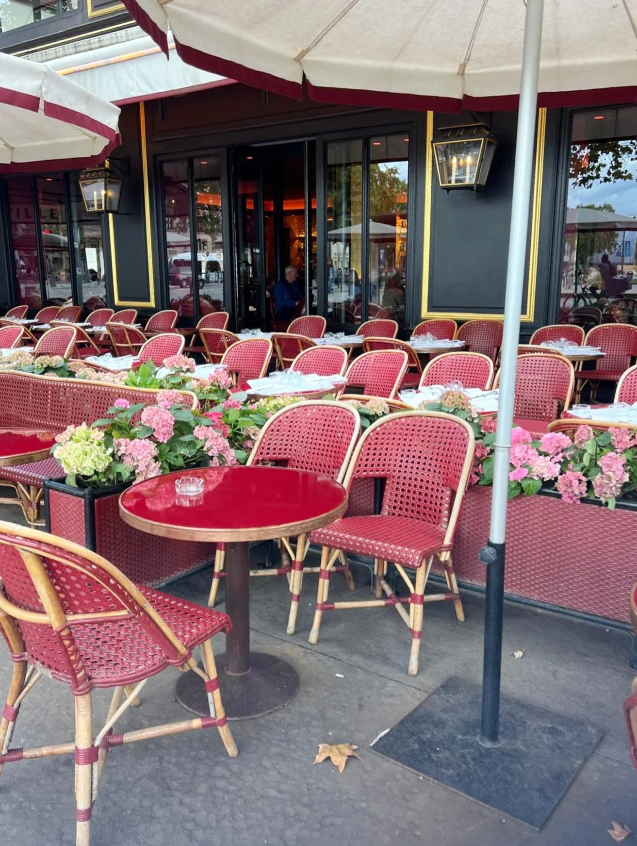 Adding some festive red to our feed with a throwback to this Paris cafe with its red tables and chairs. 

#ThrowbackThursdayPost #ThursdayThrowbacks #ParisThrowback #ParisCafes #FestiveRed #Harper_Hughes_Home
