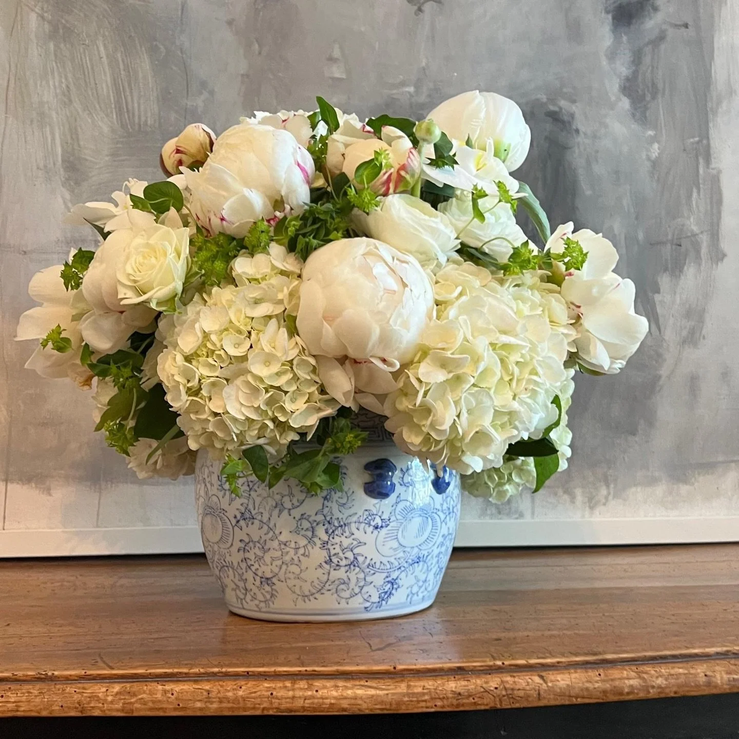 Sharing this arrangement of beautiful winter white flowers from a while back, definitely a favorite! 😍

#FridayFlorals #WinterWhite #FloralArrangements #Harper_Hughes_Home