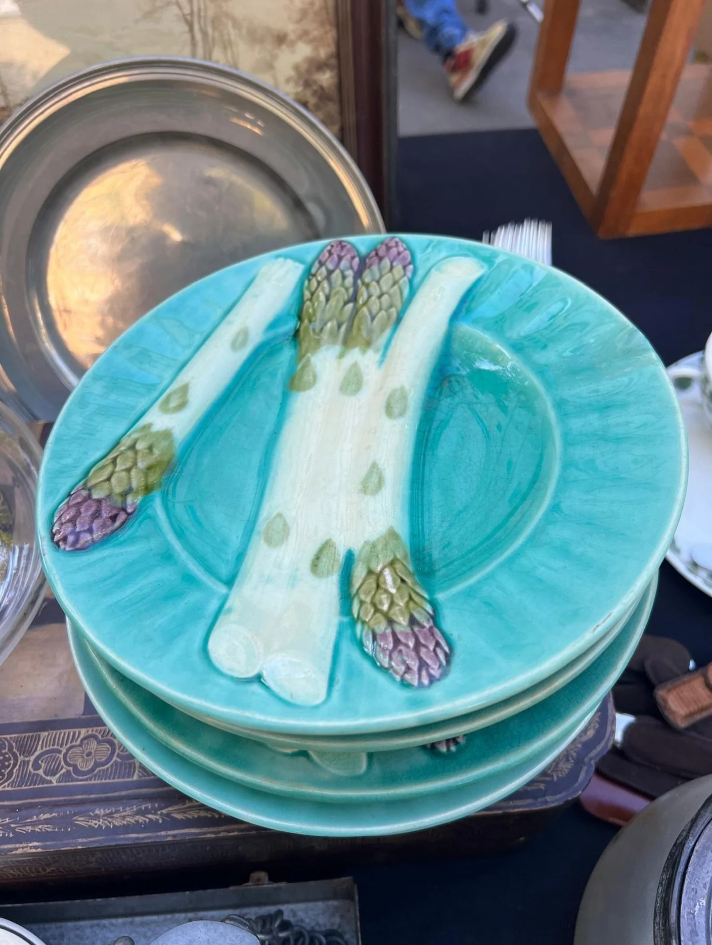 Always love asparagus plates and the color of these caught my eye, gorgeous! 😍

#DecorativeAntiques #AsparagusPlates #Harper_Hughes_Home