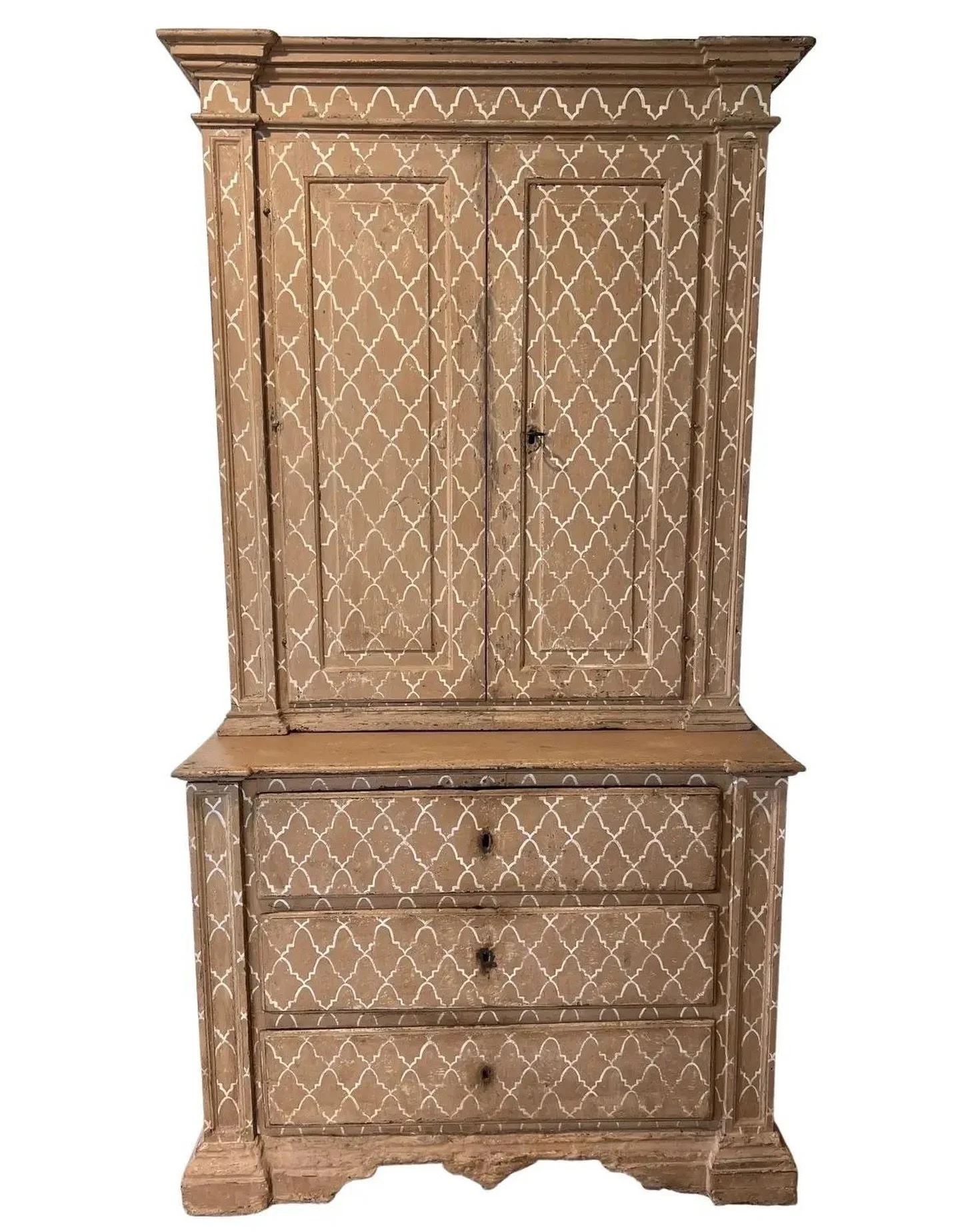 New to our @chesterdaleshome booth is this stunning  18th century Italian painted armoire. Such a versatile piece of furniture that would add character to any room. 

#ItalianAntiqueFurniture #AntiqueArmoire #ChesterdalesHomeAndGarden #Harper_Hughes_