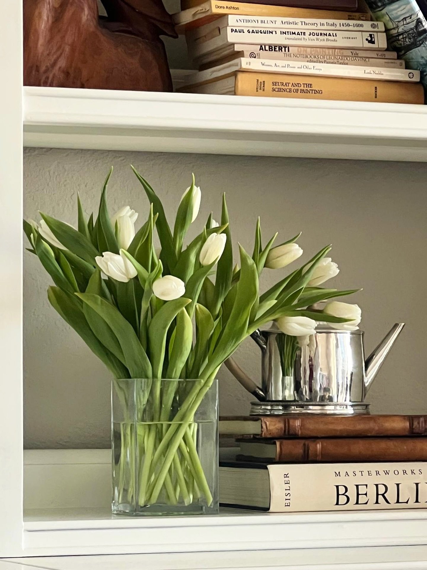 Some simple white tulips adding a pretty pop of white and green to my home. 

#FreshFlowersFriday #WhiteTulips #FridayFlorals #Harper_Hughes_Home