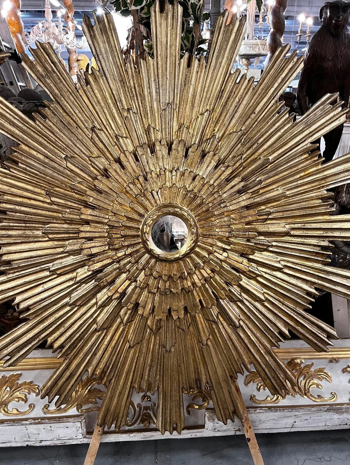 A spectacular starburst mirror to start the week. This was spotted on a trip to Italy a couple of years ago. Gorgeous!

#MondayMirrors #StarburstMirror #StatementMirror #Harper_Hughes_Home
