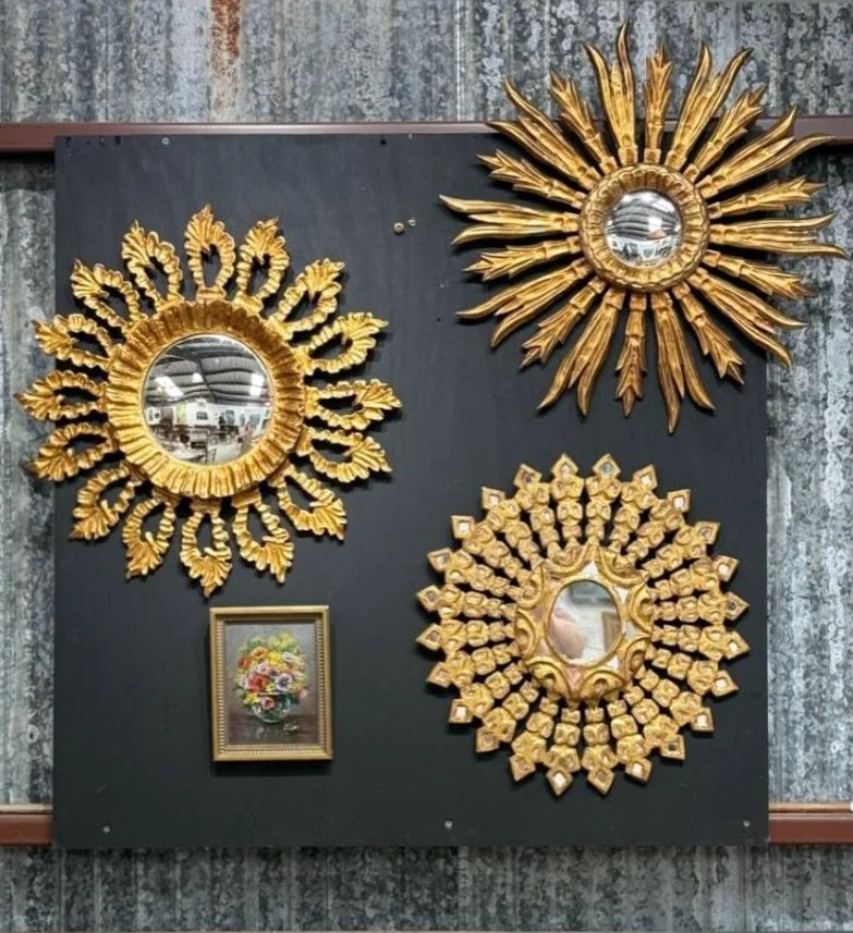 If I were in Round Top this week, my first stop would be @unexpecteddesigns to see Dawn&rsquo;s beautifully curated collection of art, pottery, and antiques&hellip; especially these sunburst mirrors.
 
@thehorseshoeroundtop #harper_hughes_home #sunbu