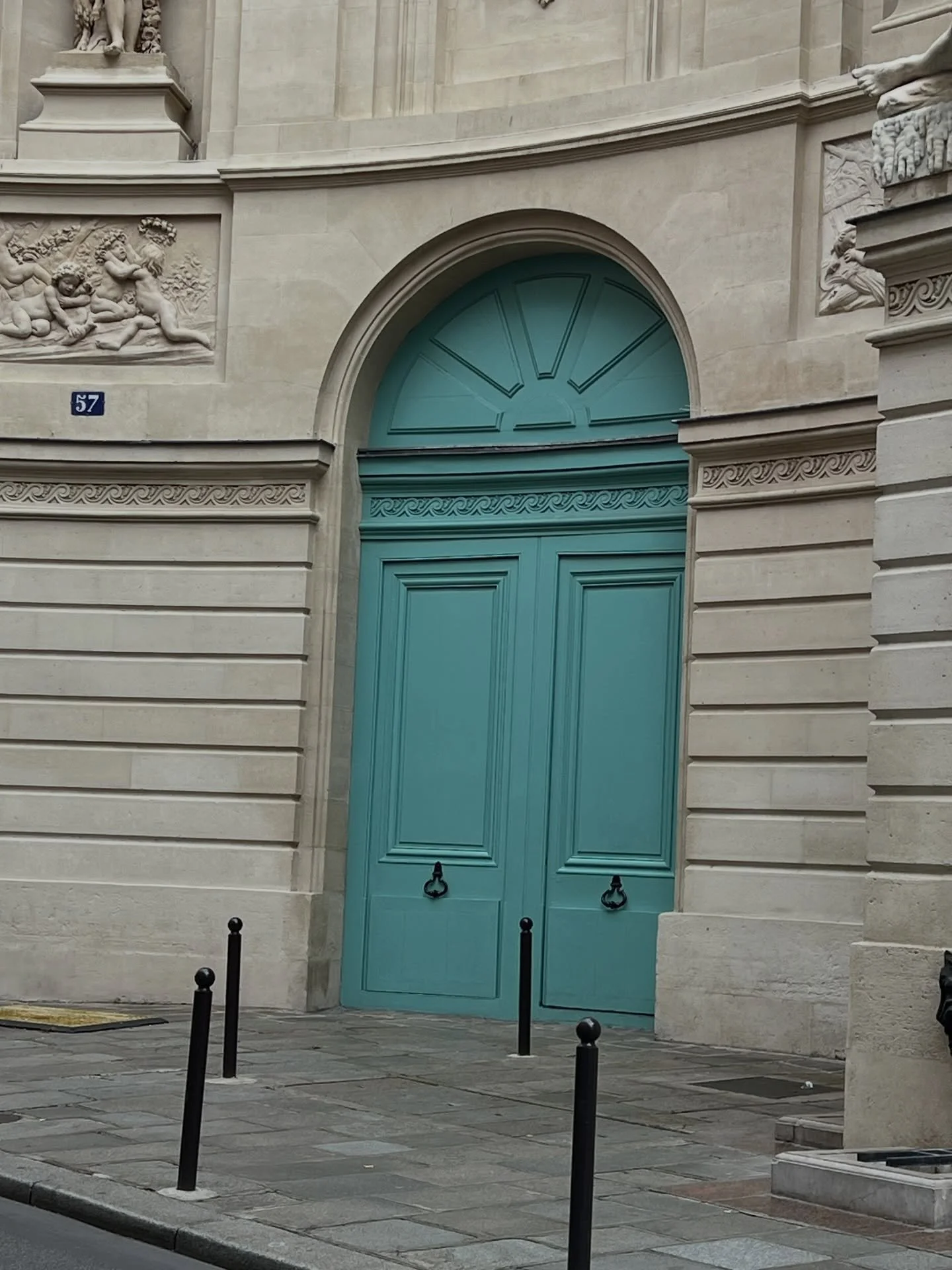 Paris. Arrived&mdash;and already feeling that familiar rhythm&hellip; #Paris
#ParisDetails
#EuropeanArchitecture
#CollectedStyle
#QuietLuxury
Harper_Hughes_Home