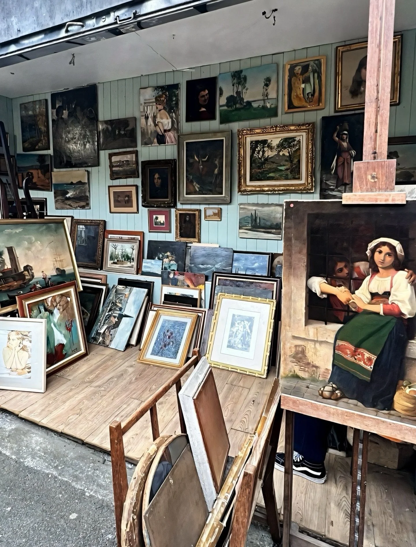 Throwback Thursday&mdash;Les Puces, last week.
Wandering through spaces that feel less curated,
more discovered.

#harper_hughes_home #lespucesparis #parisfleamarket #marchauxpuces