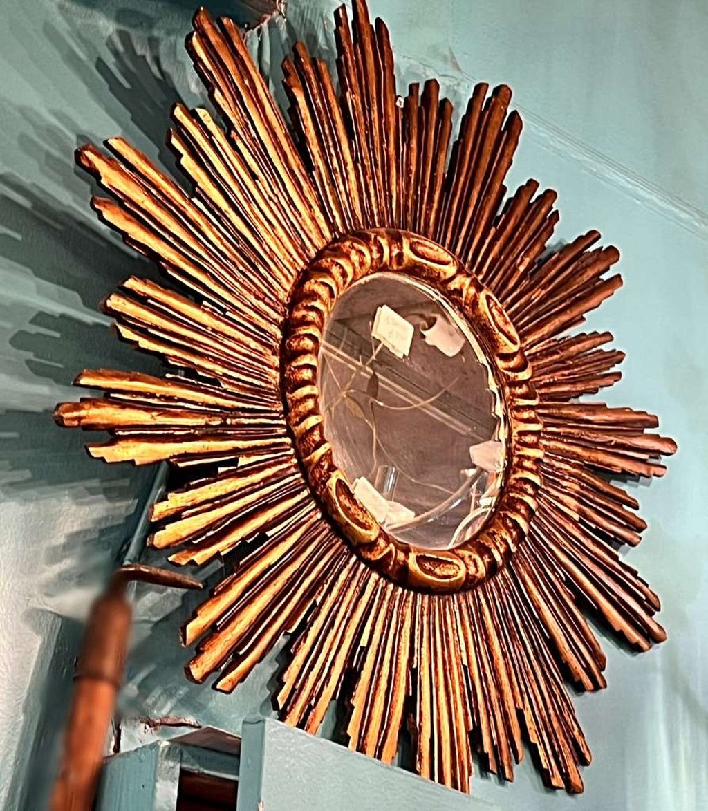 Mirror Monday&mdash; a sunburst is always a good idea.
Drawn to this one, radiating against the teal wall.

#SunburstMirror #MondayMirrors #Harper_Hughes_Home