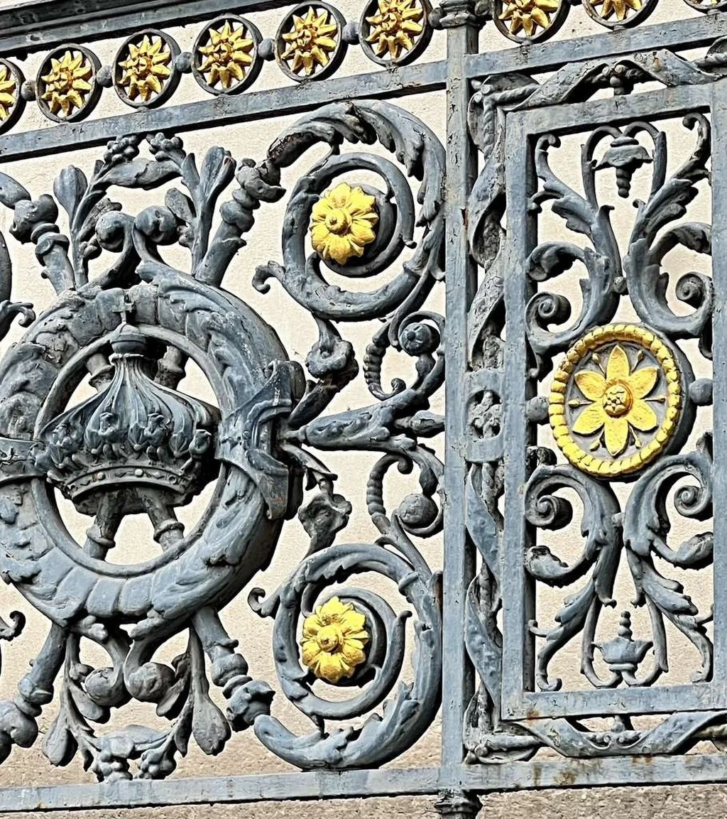 A little gilt, carried through the details.
From mirror to metal, the language repeats&mdash;just quieter.

#GiltDetails #GiltMetal #Harper_Hughes_Home