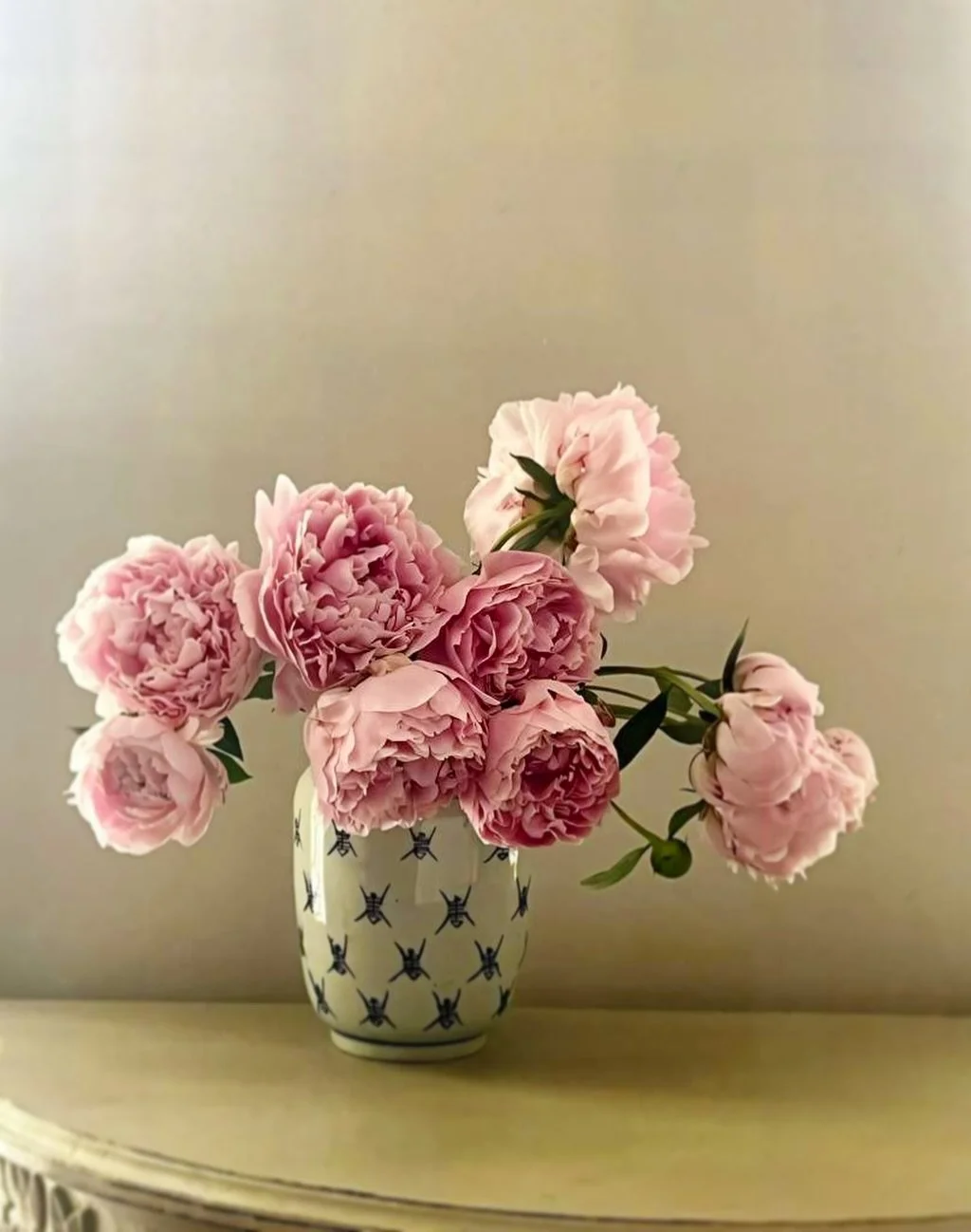 Peonies from my garden bringing a pretty pop of pink to my home. 😍

#PinkPeonies #PeonySeason #FreshFlowersFriday #Harper_Hughes_Home