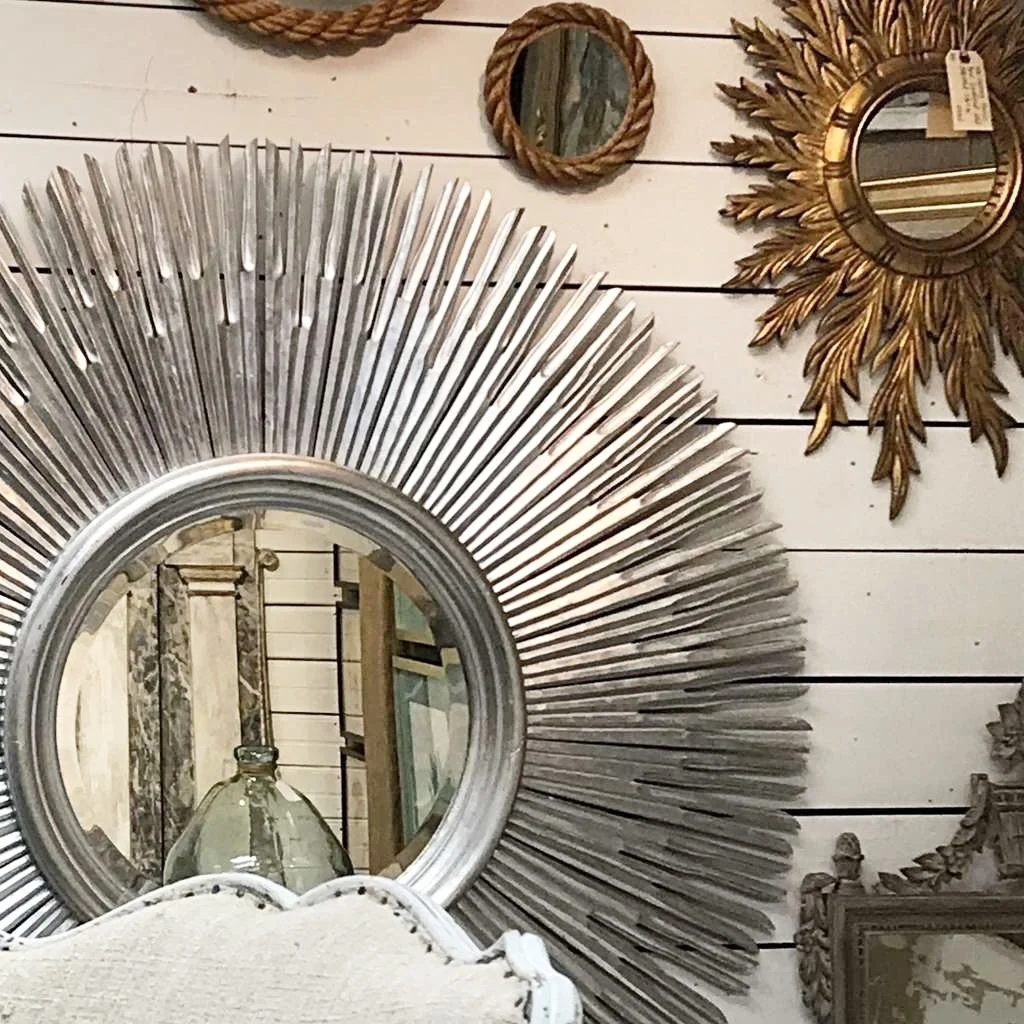 A little Monday light. ✨ 

#MondayMirrors #AntiqueMirrors #Harper_Hughes_Home.