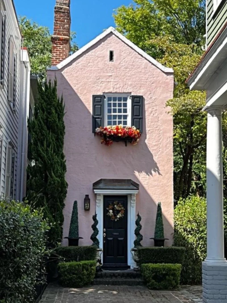 Still thinking about this little pink house in Charleston. 💕 🏠 

#ThrowbackThursdayPost #PinkHouse #CharlestonHome #Harper_Hughes_Home