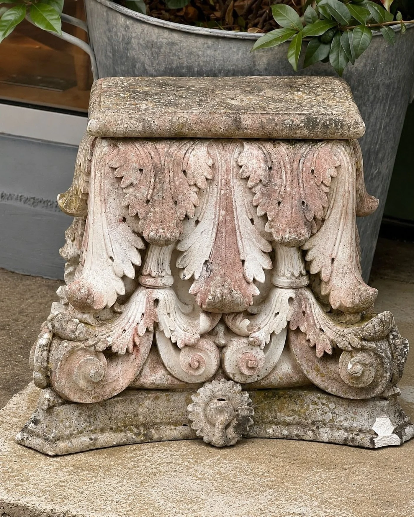 Weathered well. Always.

#DecorativeAntiques #AntiquesLovers #Harper_Hughes_Home
