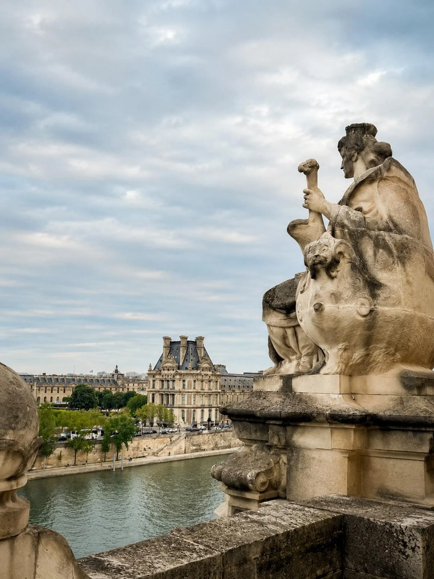 Throwback Thursday to a gray-blue Paris morning from the Mus&eacute;e d&rsquo;Orsay roof &mdash; limestone, sculpture, and the quiet rhythm of the Seine. 🇫🇷

#ParisThrowback #RooftopView #ThursdayThrowbacks #Harper_Hughes_Home