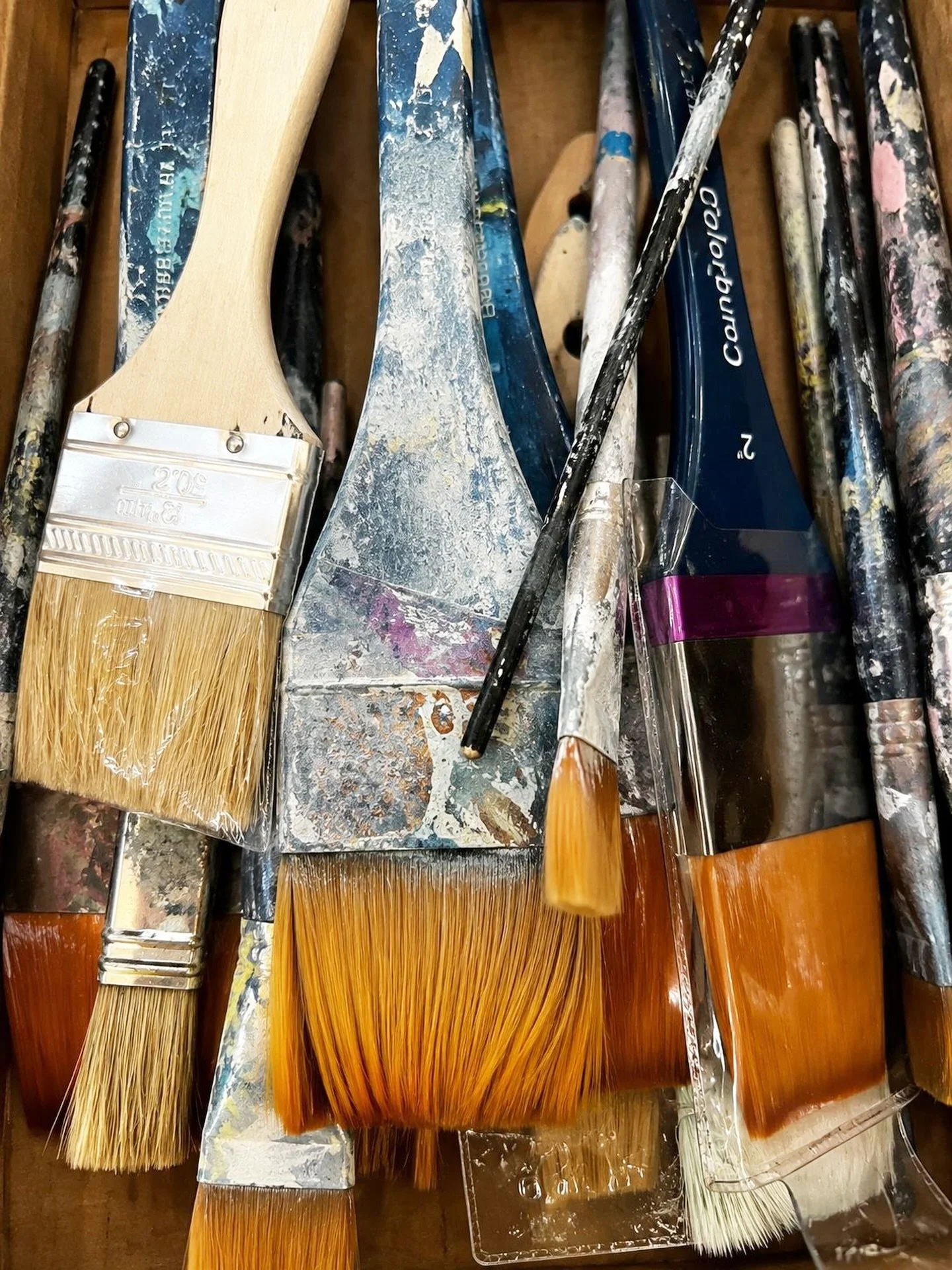 A well-used brush is often the one I reach for first.

#ArtistBrushes #ArtistTools #PaintBrushes #Harper_Hughes_Home