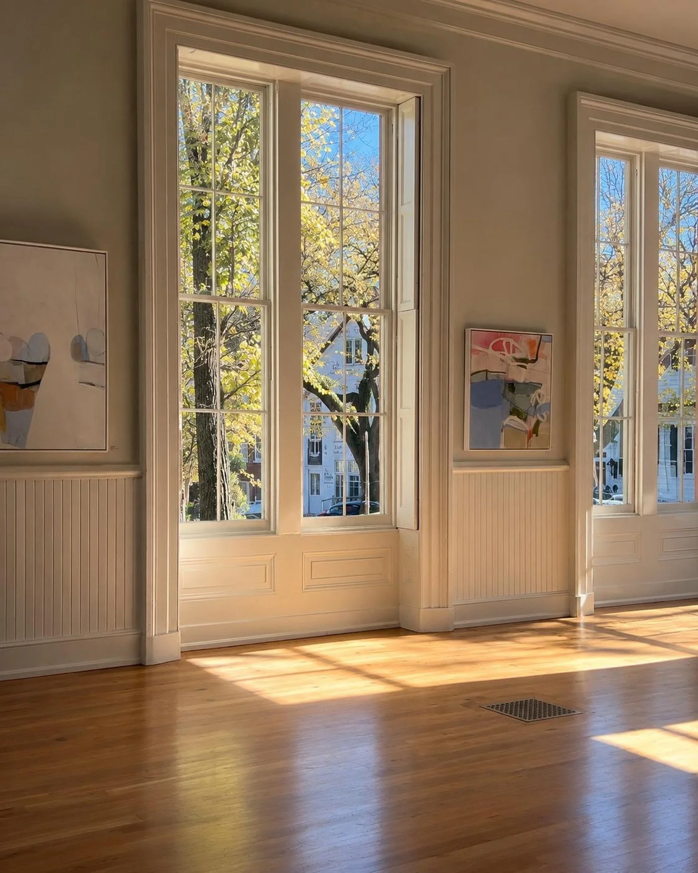 A favorite moment from our recent show at the Athenaeum.

Leslie Thornton&rsquo;s Overflow and my Crosscurrents in the afternoon light.

@athenaeumnvfaa 

#ArtExhibit #SunlitSpaces #Harper_Hughes_Home
