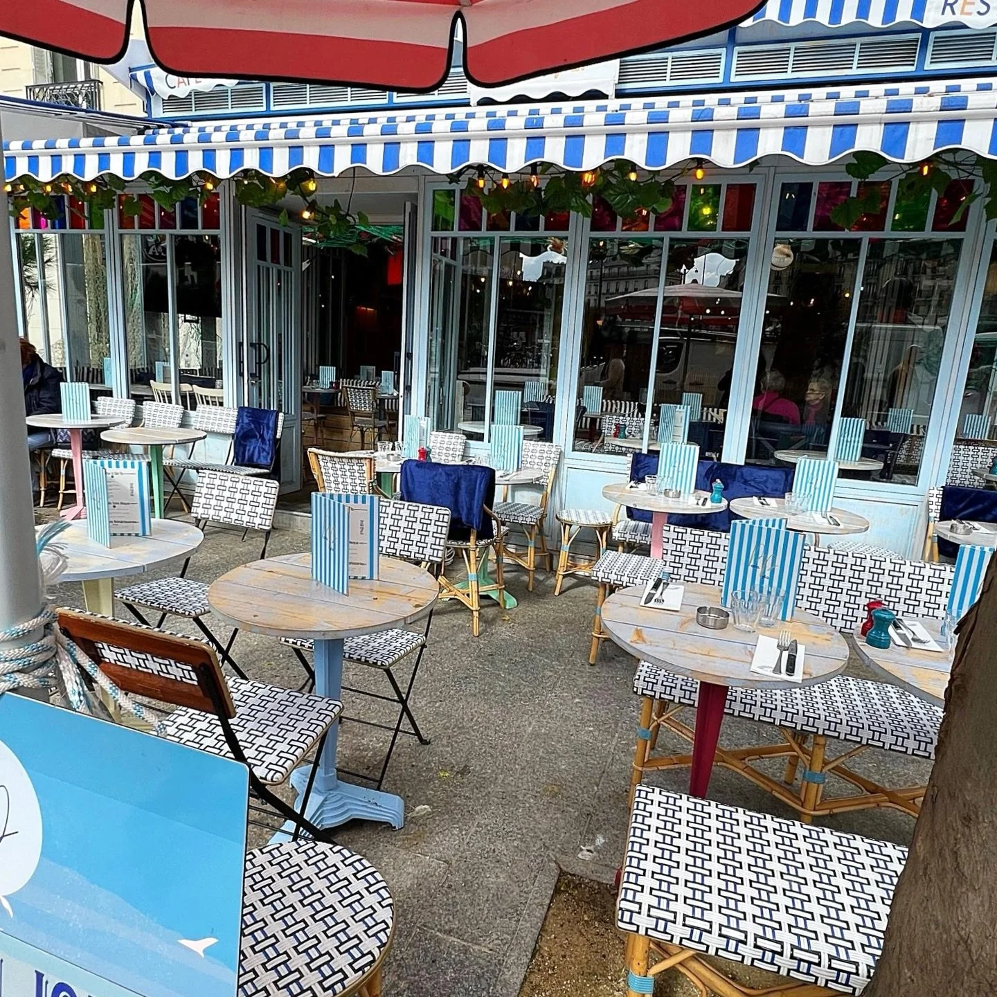 A throwback to the cafe culture of Paris that I love to partake in on my visits! Loved the chic blues in this cafe. 💙 ☕️ 

#ThursdayThrowbacks #ParisCafes #CafeCultureParis #Harper_Hughes_Home