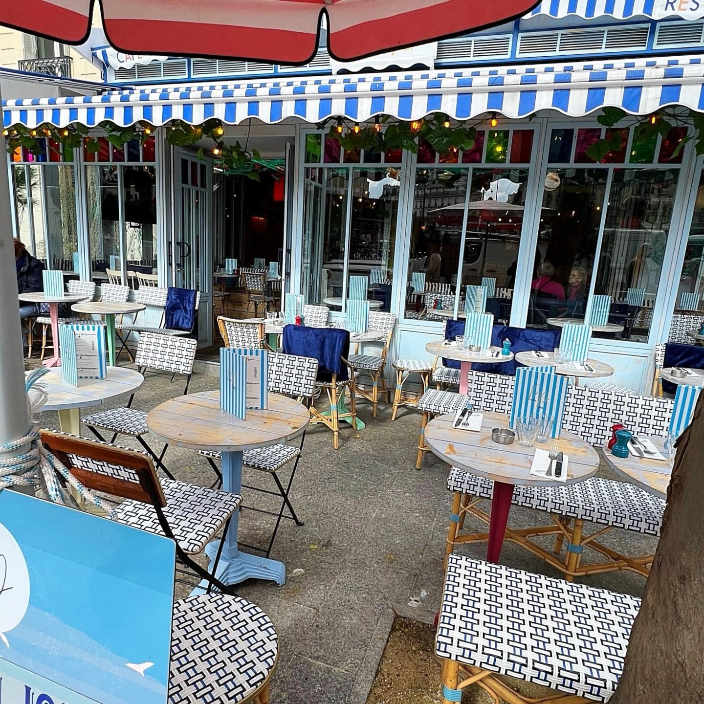 A throwback to the cafe culture of Paris that I love to partake in on my visits! Loved the chic blues in this cafe. 💙 ☕️ 

#ThursdayThrowbacks #ParisCafes #CafeCultureParis #Harper_Hughes_Home