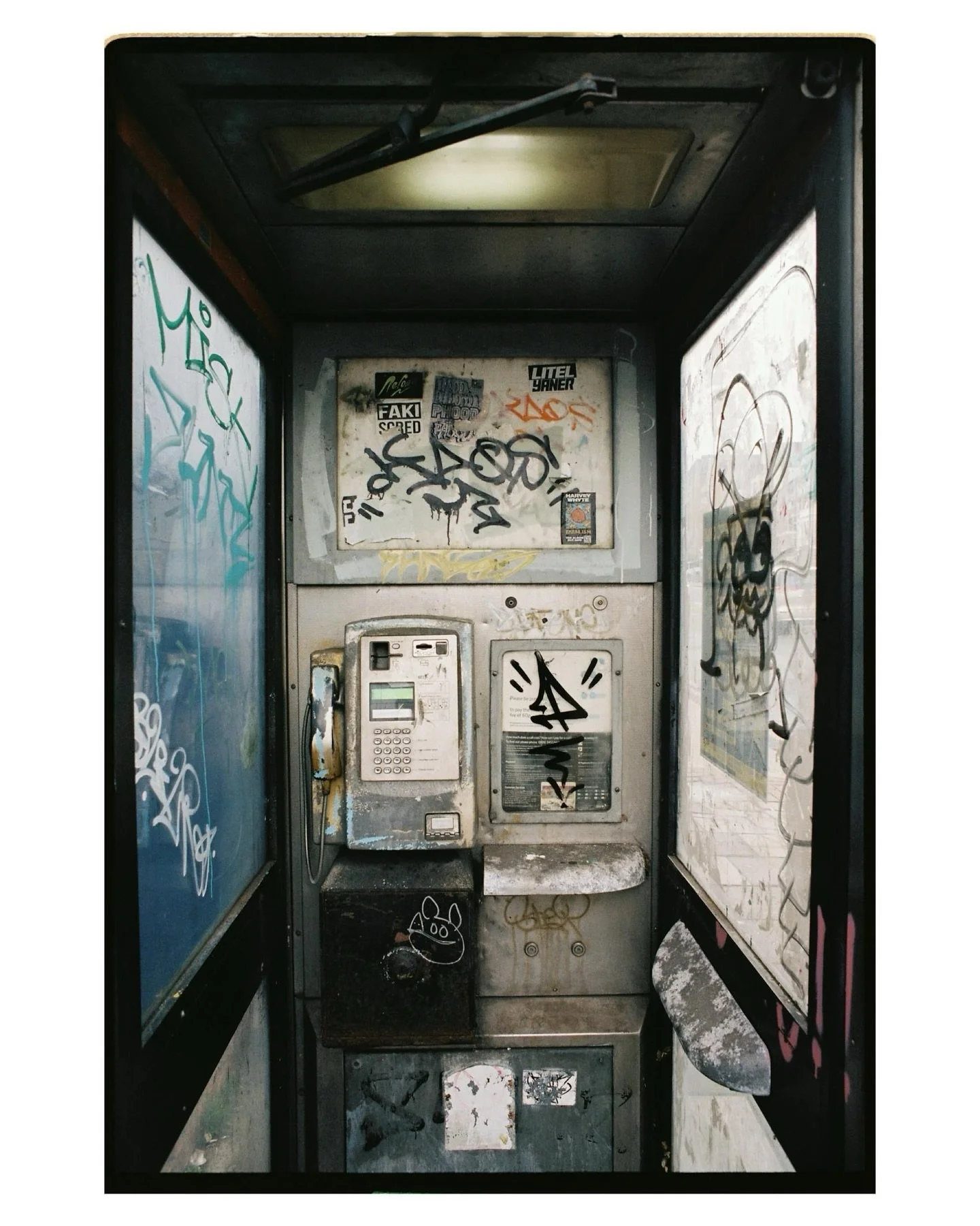 Archiving phone boxes.

005 Stamford Hill
003 East Greenwich
002 Westbourne
004 Tottenham
001 Stamford Hill

#psychogeography #documentaryphotography #35mmfilm #bca21 #outofservicemag