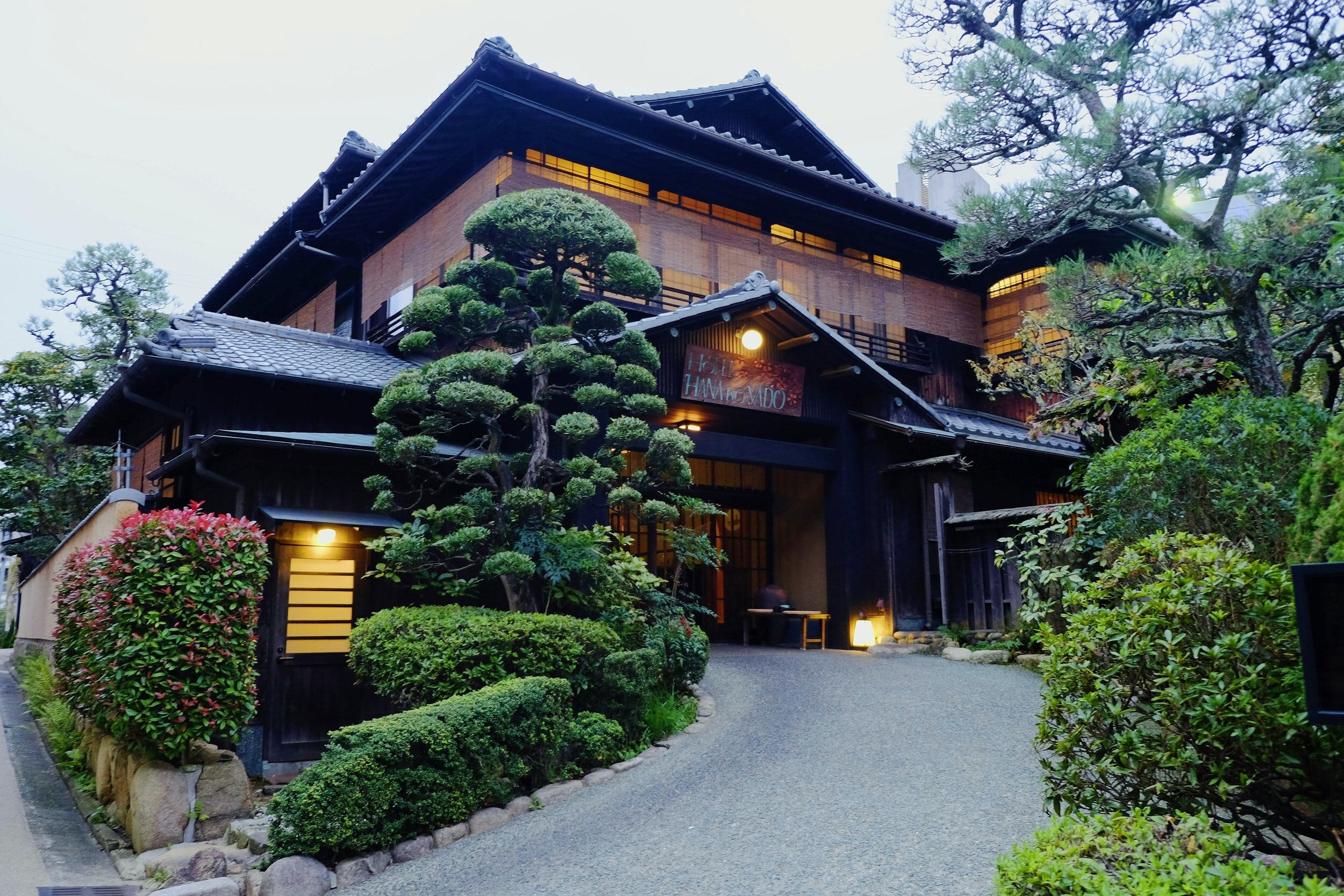 Ryokan (旅館) (Traditional Japanese Inn)