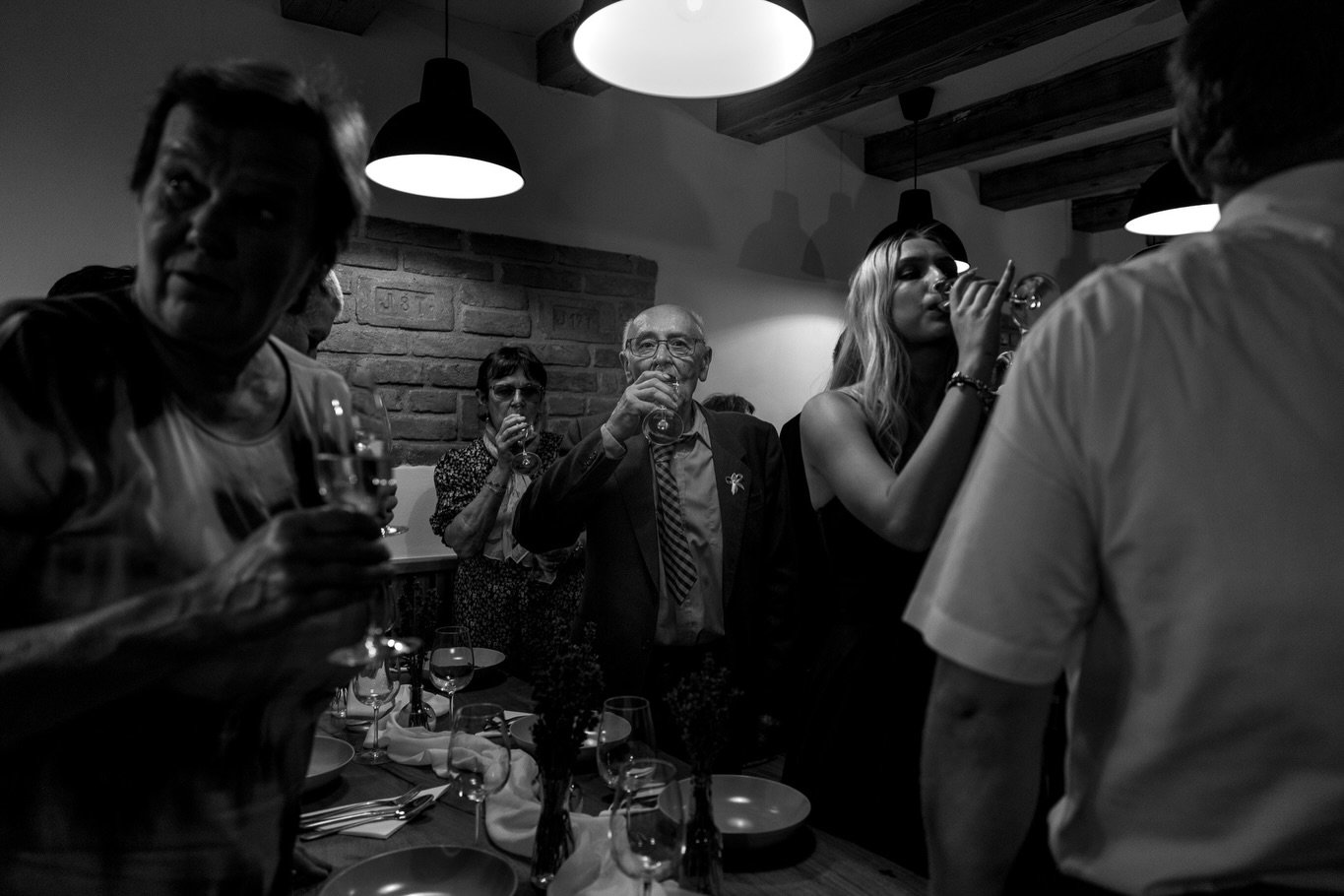 Když si mě vyberete jako svatebn&iacute;ho fotografa, jsou dvě věci jasn&yacute; &mdash; dostanete v&iacute;c fotek než bylo řečeno &amp; zaměř&iacute;m se na někoho z prarodičů nebo dět&iacute;. 😄

Na svatbě Kačky &amp; Vojty tomu nebylo jinak. Zam
