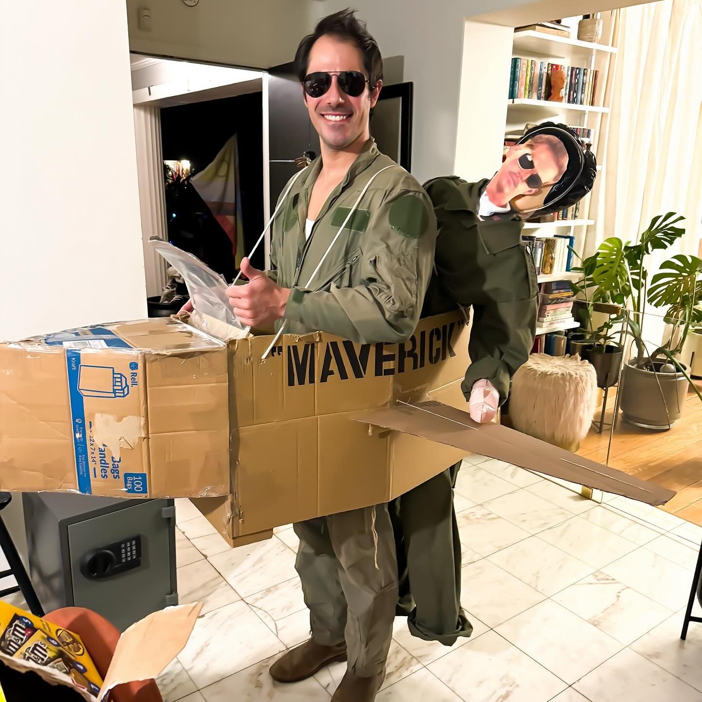 Talk to me, Goose🪂
.
.
.
.
.
.
.
.
#halloween #halloweencostume #halloween2024 #topgun #topgunmaverick #topguncostume