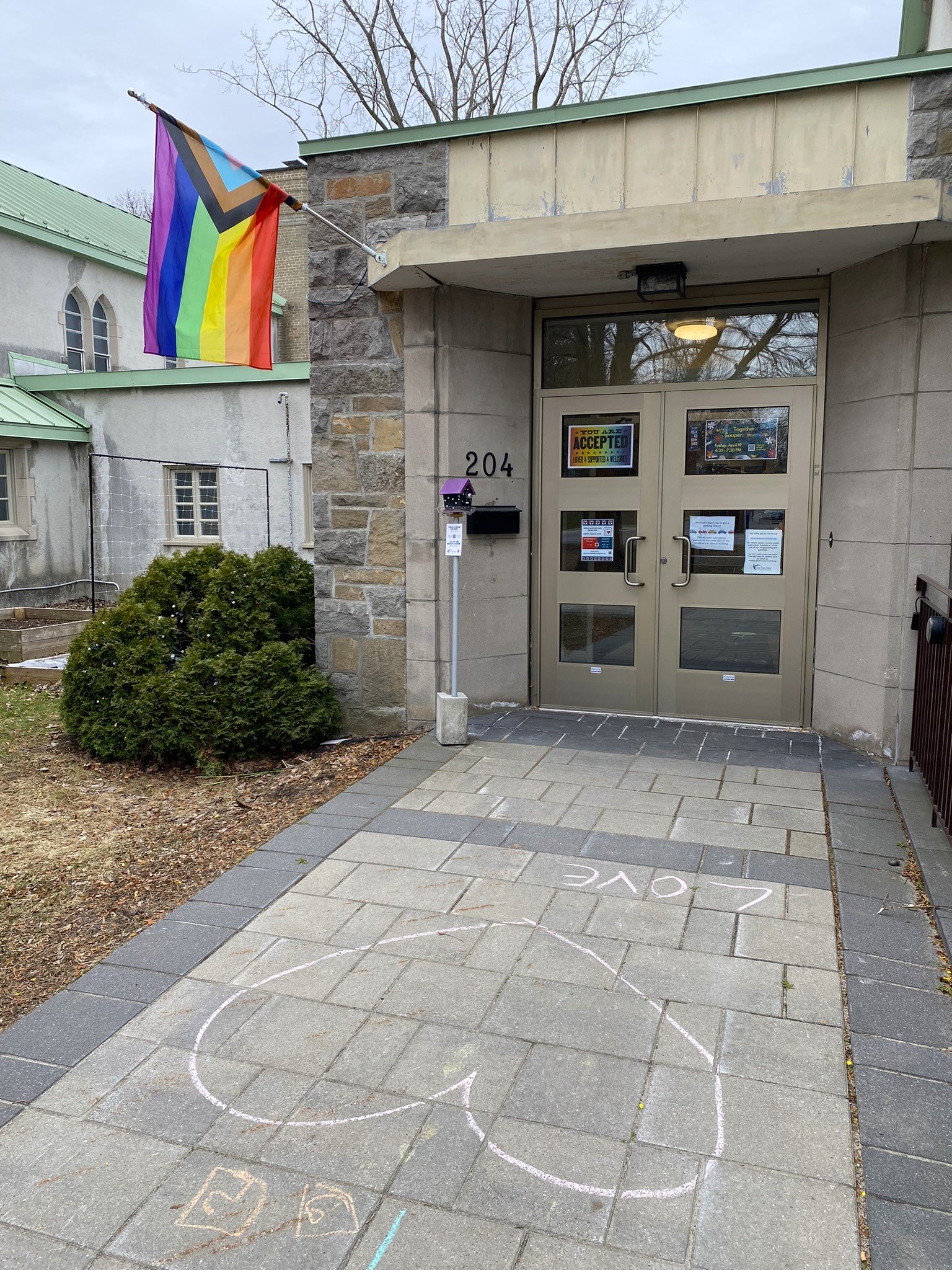 Tomorrow's Wednesday! 🌈 

That means the door under the rainbow flag will be open from 9 to 12 for you to

🥫 Drop off meals for the Comfort Food Freezer (or take a meal if you could use one)
🍲 Drop off food for the Comfort Pantry (or take food if 