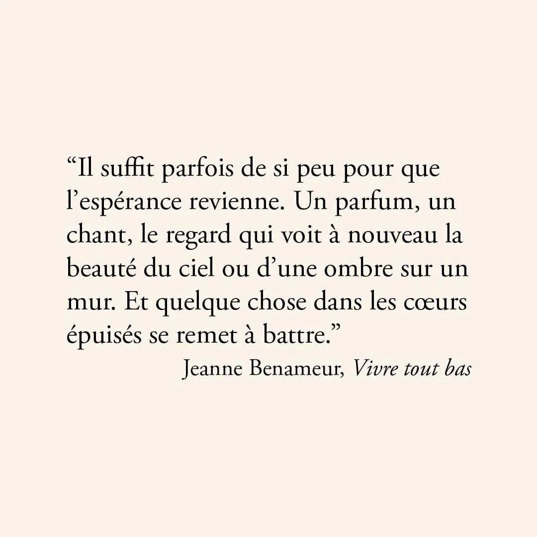 Il suffit parfois de si peu! 

"Il suffit parfois de si peu pour que l'esp&eacute;rance revienne. Un parfum, un chant, le regard qui voit &agrave; nouveau la beaut&eacute; du ciel ou d'une ombre sur un mur. Et quelque chose dans les c&oelig;urs 