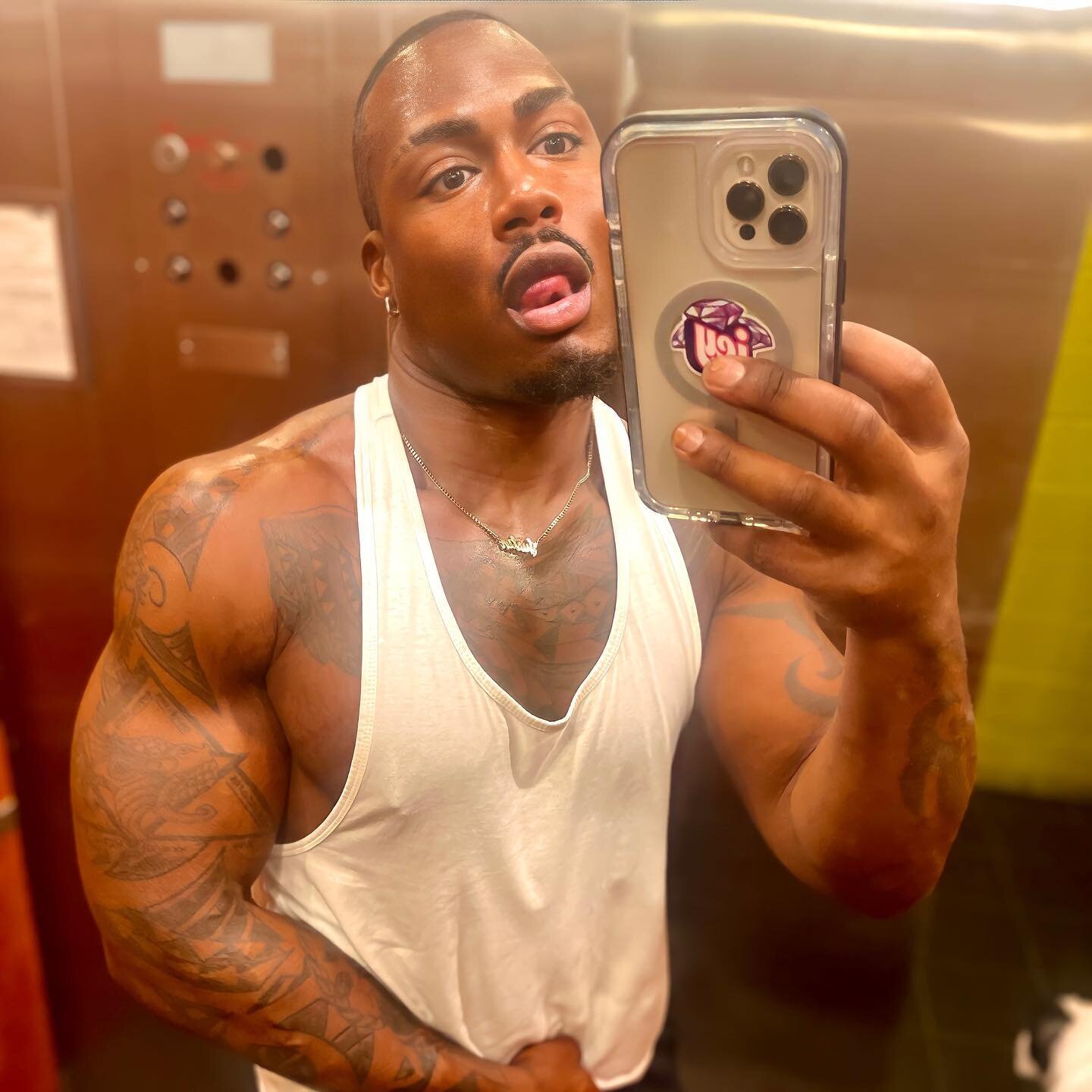 Mind &amp; Body on EXTRA‼️🥵🦍😝Swipe ⬅️ for the after 💦 What are YOU hitting at the gym today❓