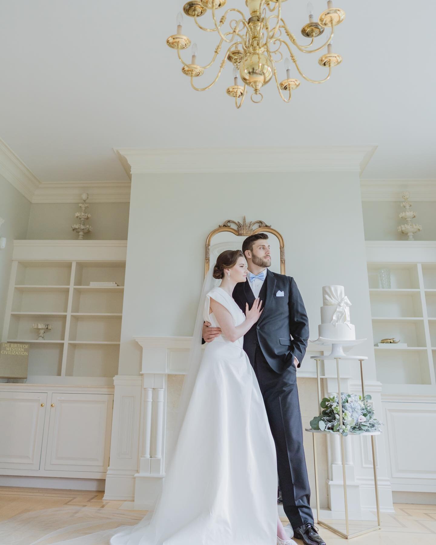 📚 Our reading room has the perfect bridal vibes. With is simplicity and gorgeous natural light, it will make any photo worthy of a bridal spread in a magazine. 

Makeup: @paig_ee 
Photographer: @chuunicephotography 
Venue: @silverridgeestate 
Coordi