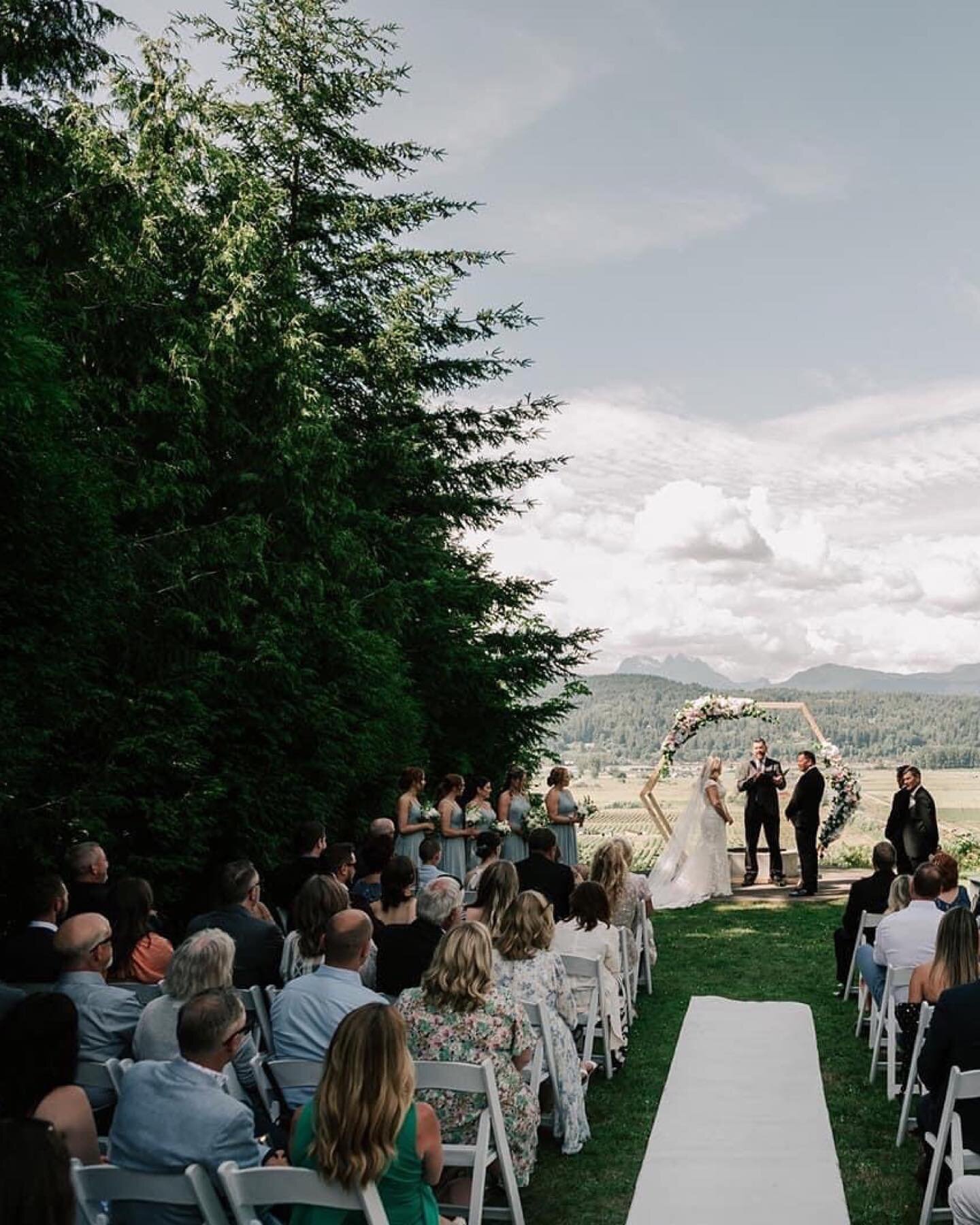 Can we talk about this GORGEOUS ceremony?! What a freakin view 🤩 

What does your dream ceremony space NEED to have? 

Photographer: @meganashleycreative 
Bride: @iamjenjackson 
Officiant: @younghipandmarried 
Venue: @silverridgeestate 
.
.
.
.
.
#s