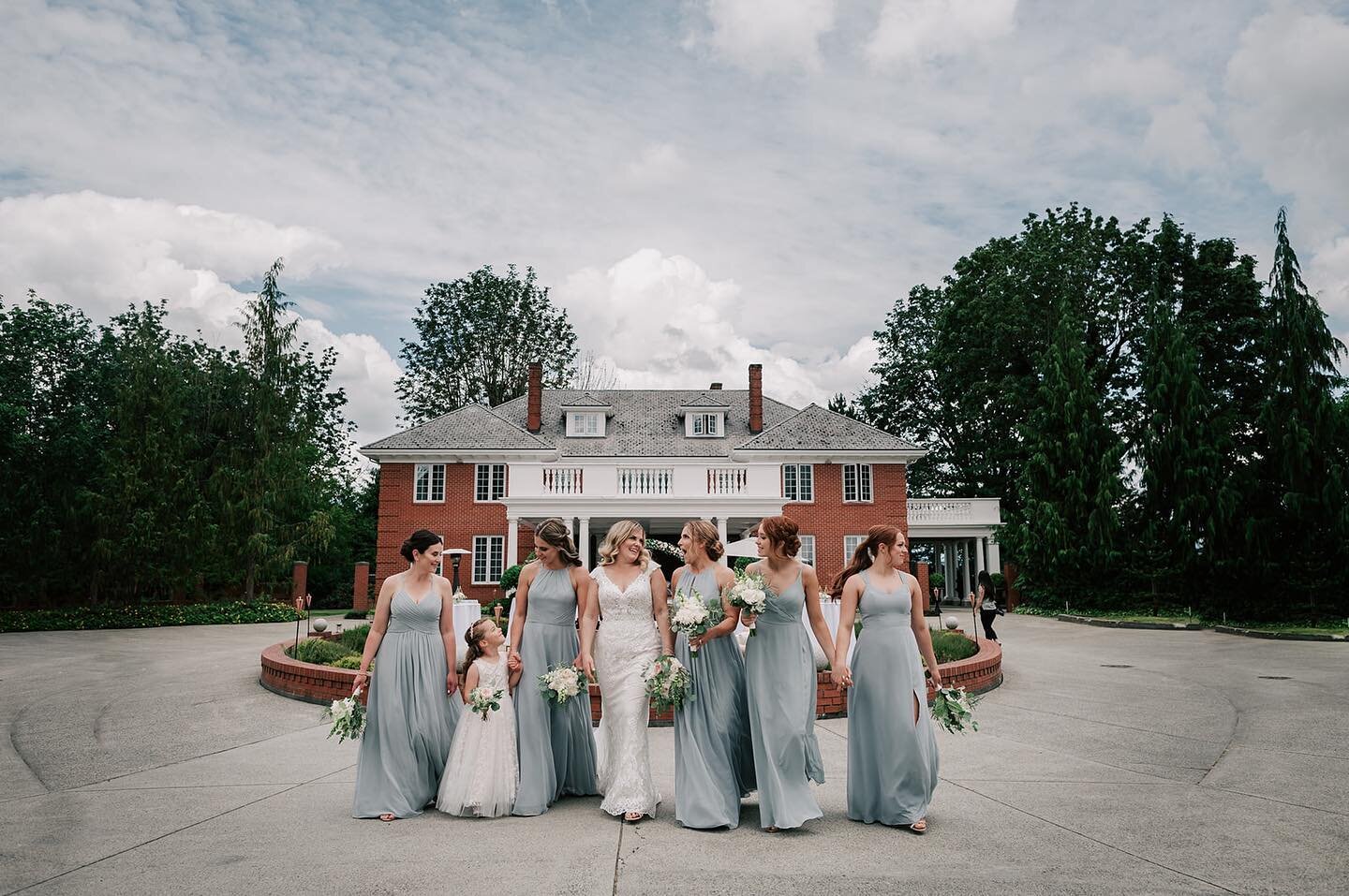 The manor makes the most perfect backdrop for ANY photo. 

If you want to do a photoshoot here follow the link in our bio to our @peerspace account and book your next photoshoot, picnic in the folly, or small family get together with us. 

Photograph