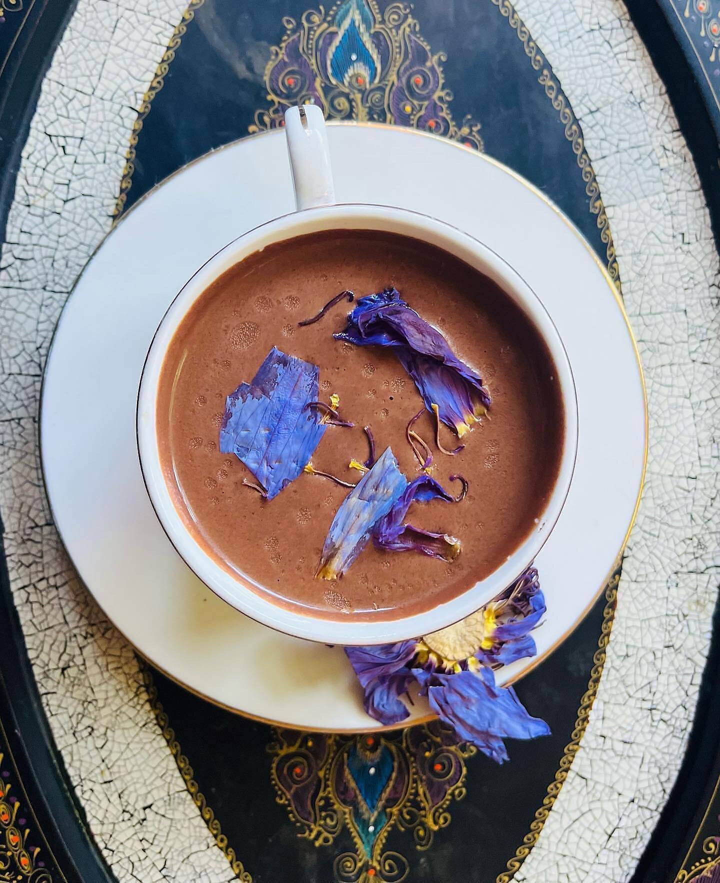 A blend of heart opening cacaocito 🤎 with powerhouse herbs and mushrooms. Includes: Ashwaganda, Brahmi, Shatavari, Reishi, Lions Mane, Rose, Moringa and beautiful Blue Lotus. 💙💜

It&rsquo;s also so pretty to look at 😍. 
#cacao #holistichealth #se