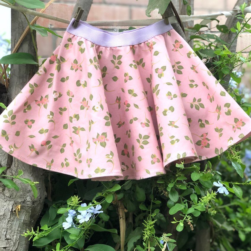 A new skirt finished and a blog ready for all of you interested in sewing and wanting to know how to cut and sew a circle skirt like this one!

The advantages of adding an elastic at the waist is that you do not need a zipper or buttons for a closure