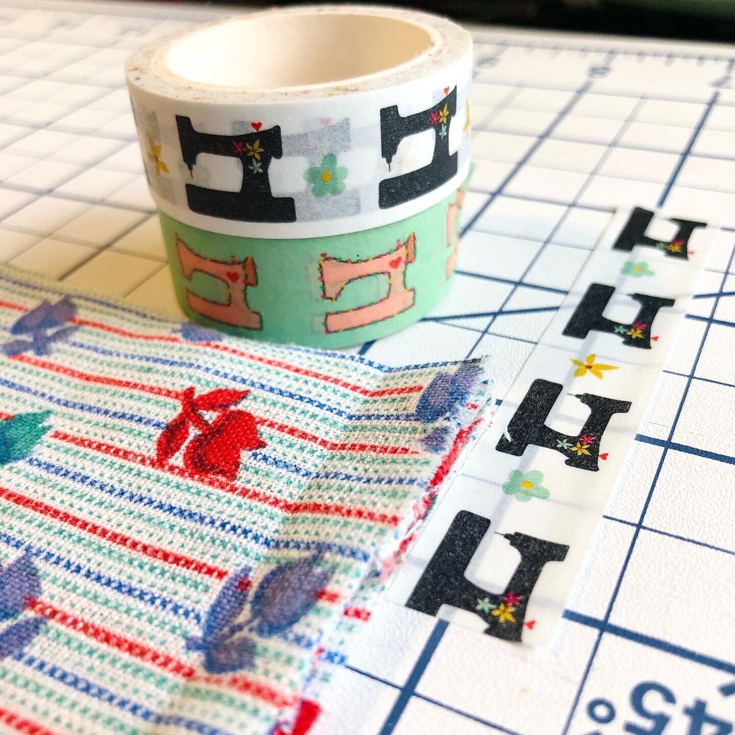 Using my washi tape of little sewing machines is always a great feeling! I must say I use these tapes a lot, for more than just sewing! 

I had to give it a try to a nice  tip my friend Amy from @ritualquiltcompany shared this week for the  #truckeeq