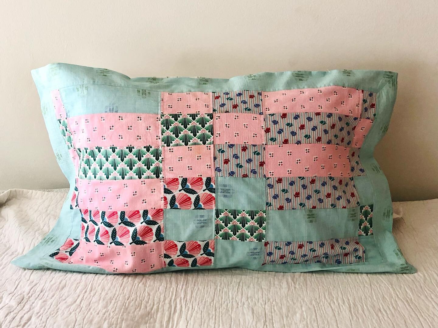 Learning to quilt! One pillowcase done and one more to go! 

I turned the pretty quilt pattern #truckeequilt by @ritualquiltcompany into this pillowcase and I am very happy how it turned out!

Thanks so much to all that helped me decide on a sewing p