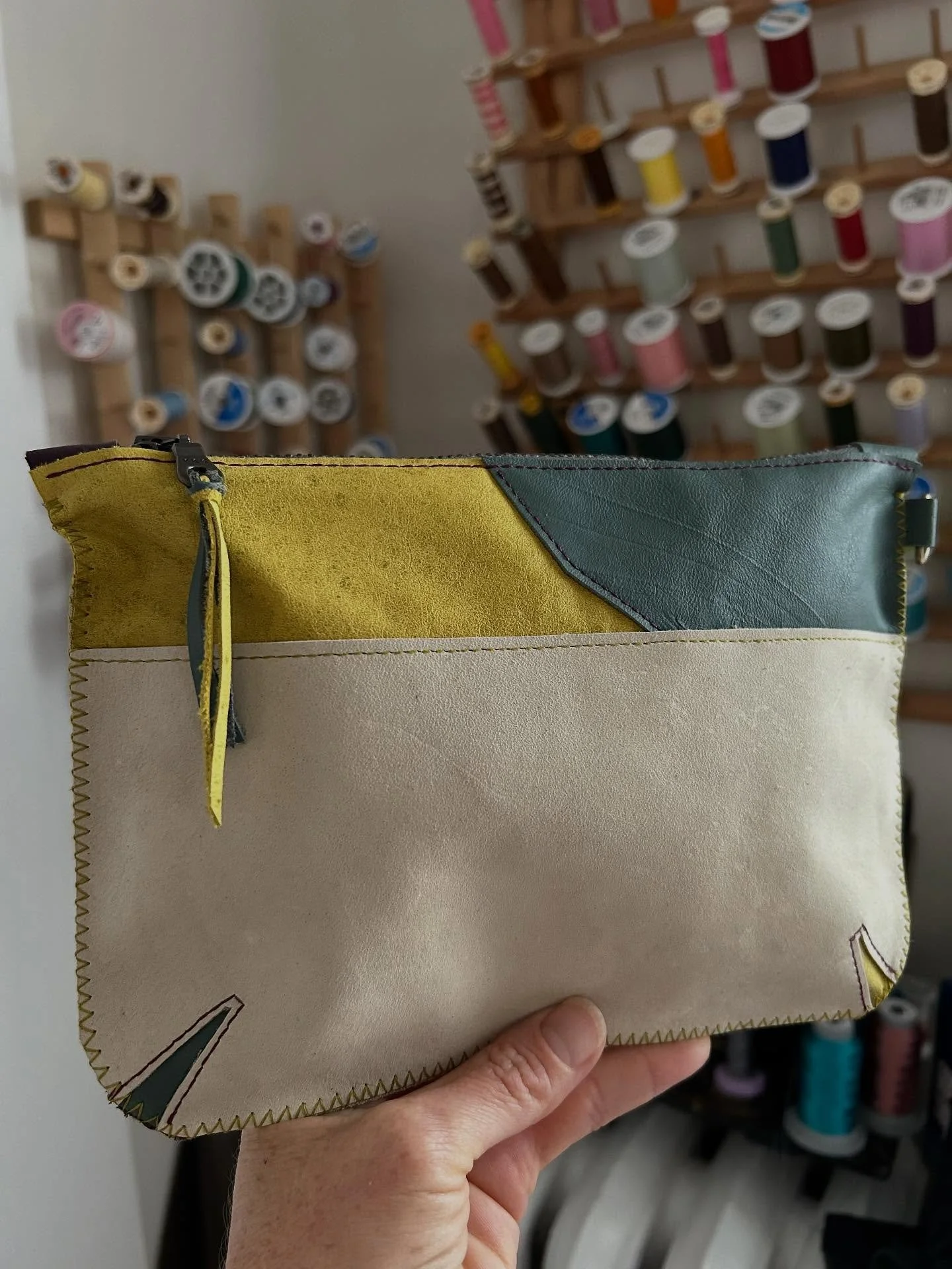 A new cute bag made out of leather scraps! Yesterday I wanted to work with my leather scraps and this opened up to a world of creativity, which I loved! It was like doing patchwork with leather 😍

It had been a while since I worked with leather and 