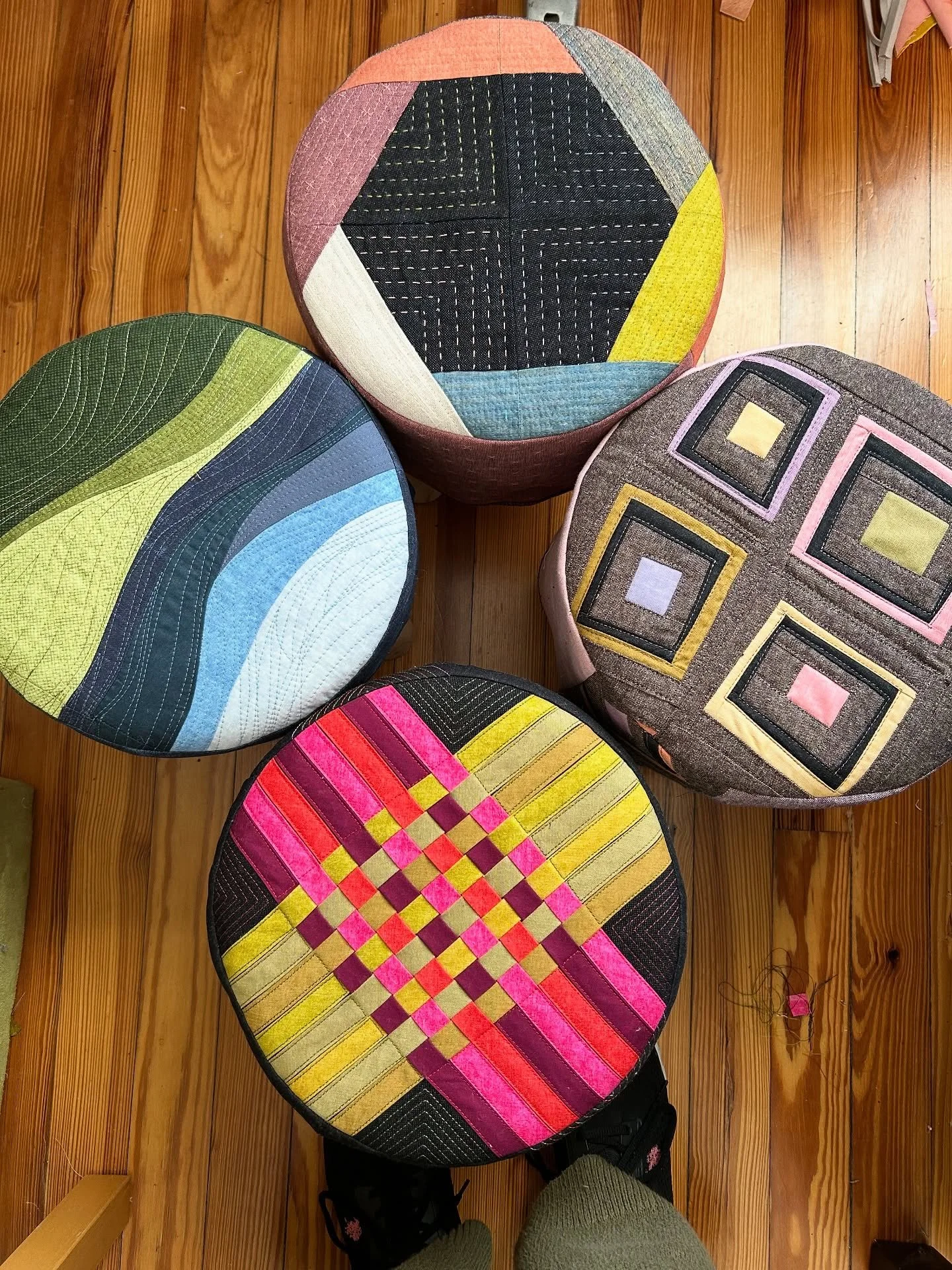 A small collection of quilted footstools! These were so fun to make and I will share more in detail of each one in other posts. 
The weaved design gave me the most work! I almost gave up on this idea but kept on trying and ended up liking a lot how i