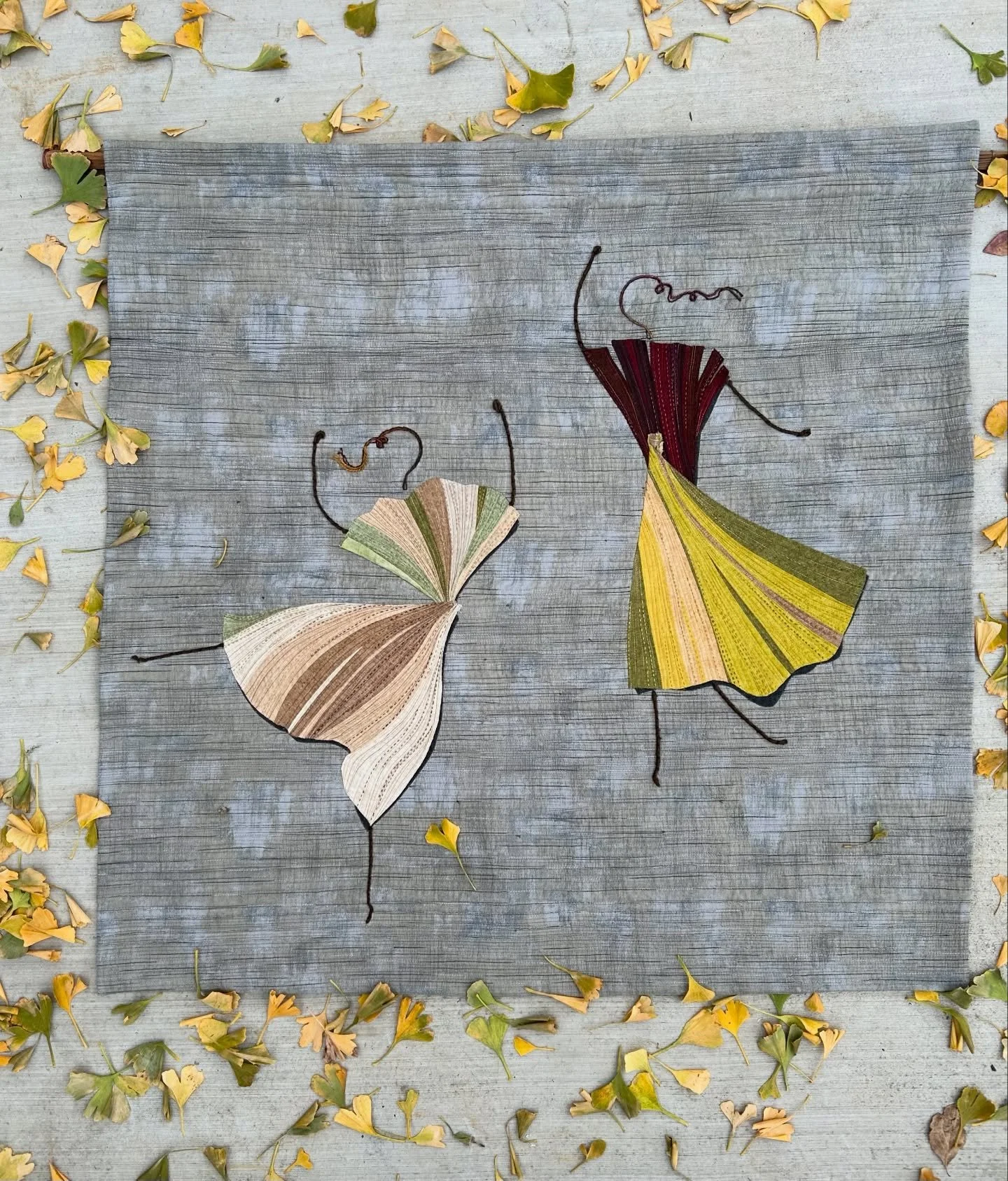 My dancers, and the inspiration! Flip between the first two pictures! There is always an inspiration ☀️
I thought to take a picture of my quilt where it all started, our backyard under our ginkgo tree. 

It was last year, October 2024, I sat in our b