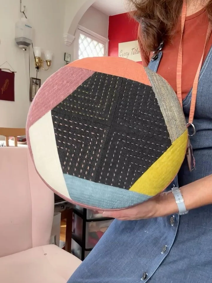 A footstool with a great quilt block! This is what I made using the pretty Nouvel block design. Adding the hand stitches made it extra special! 🪡❤️

Block pattern by my good friend and talented designer TziTzi @tzitzi_bejarano 

I have had lots of f