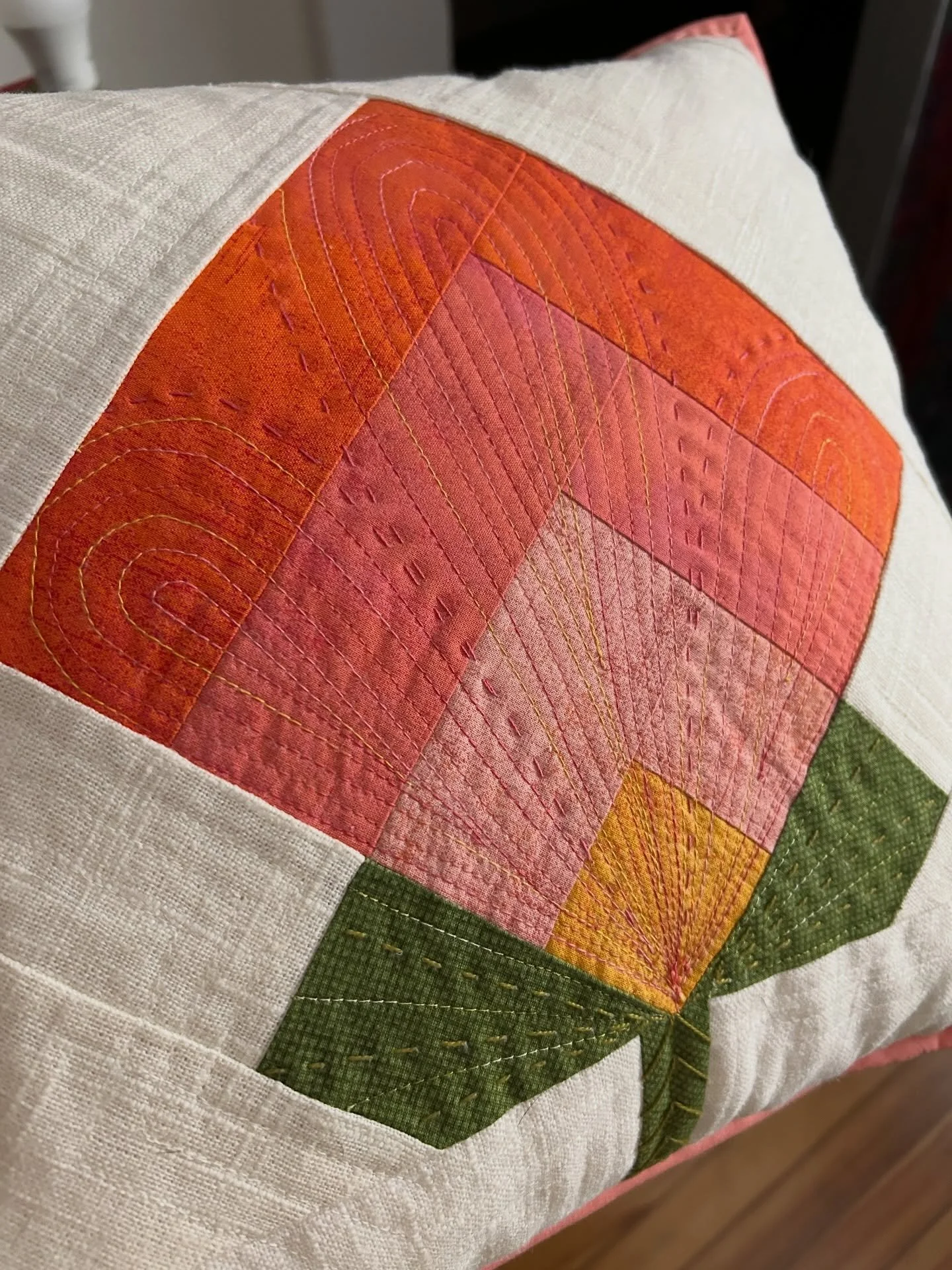 My Spring pillow = Coj&iacute;n Primavera 🌸 it was great to make it but more to enjoy it at home and welcome Spring! Me encant&oacute; hacerlo pero m&aacute;s disfrutarlo en mi casa para recibir la primavera! 

Mi proyecto para mi clase en @festival