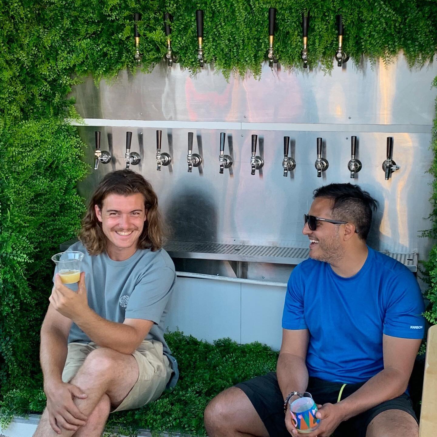 P&rsquo;tit break de tournage🍻
Pour d&eacute;partir Charles de sa cam&eacute;ra, tendez-lui une bonne pale ale bien fra&icirc;che. Jose lui, c&rsquo;tun gars de stout qui glisse vers une bonne pils en plein soleil. 

Notre team de bi&egrave;reux a p