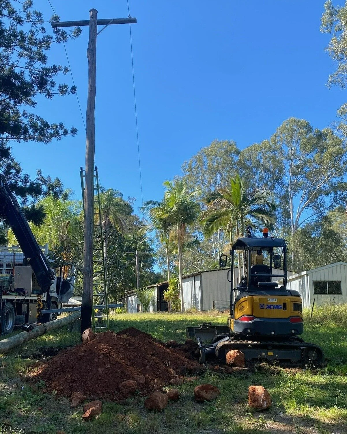 Fallen property poles can be extremely dangerous and expensive β‘
Keep and eye on your property poles and always make sure to get them replaced before they fall
This pole looked ok from the outside, but once out of the ground it was clear it didn't