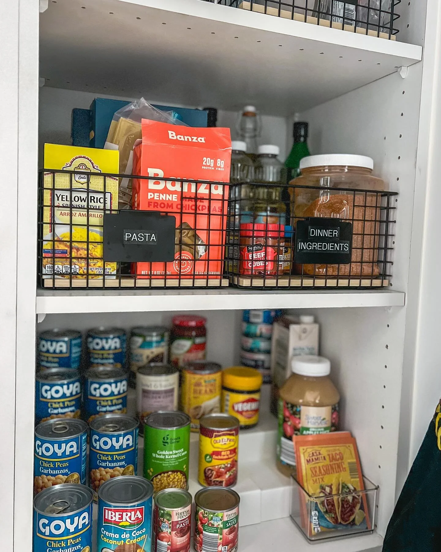 Before ➡️ After ✨

This pantry was lacking clear zones, containment, and functional systems, making it hard to find what you need (and easy to feel overwhelmed).

We transformed it by:
✔️ Creating intentional zones for baking, meal prep, and snacks
✔