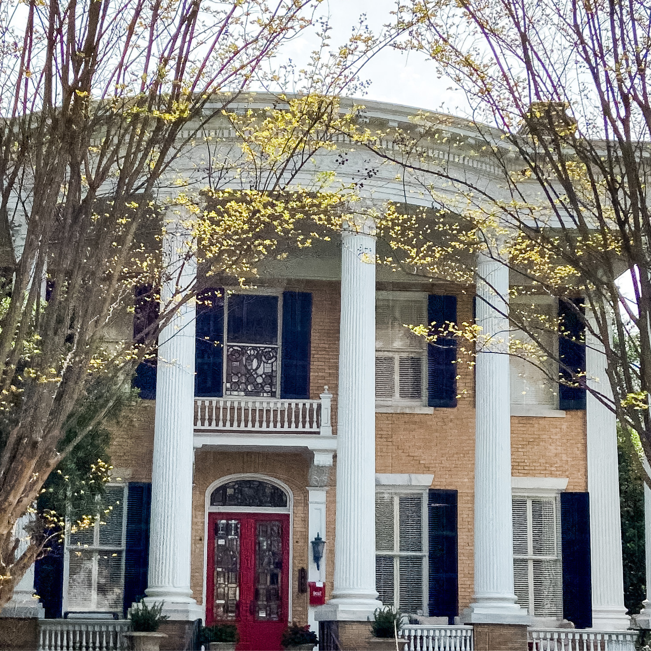 Macon_GA_GrandHome_02_RedDoorColumns.png