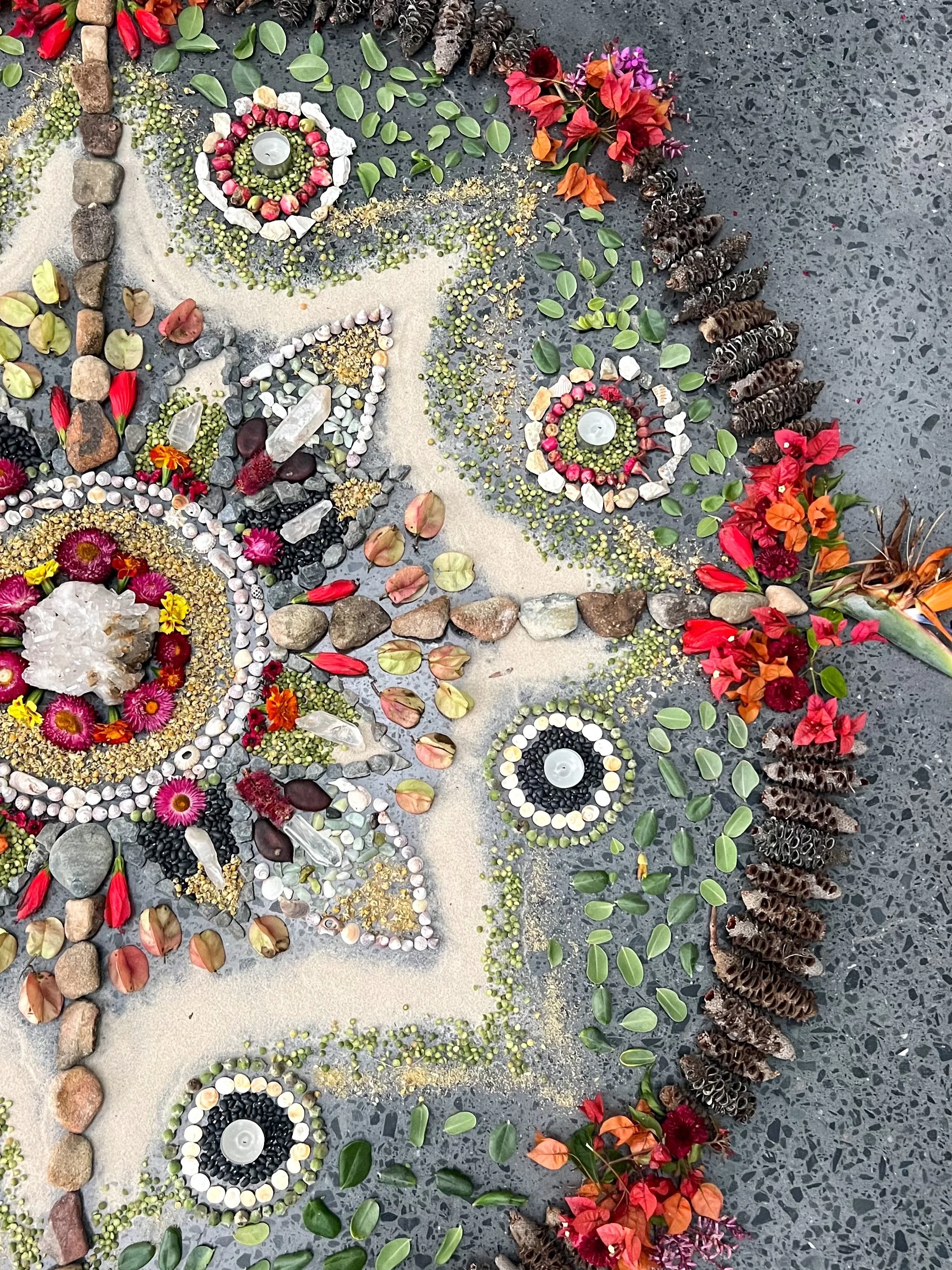 18/05/2025 - Autumn 🍂 
📍 @somalornajane , Byron Bay, Australia 

My Earth Altar creations exist for only a moment. They are temporary in nature. Ephemeral art. The wind moves them, the tide takes them or the forest reclaims them.

This colouring bo