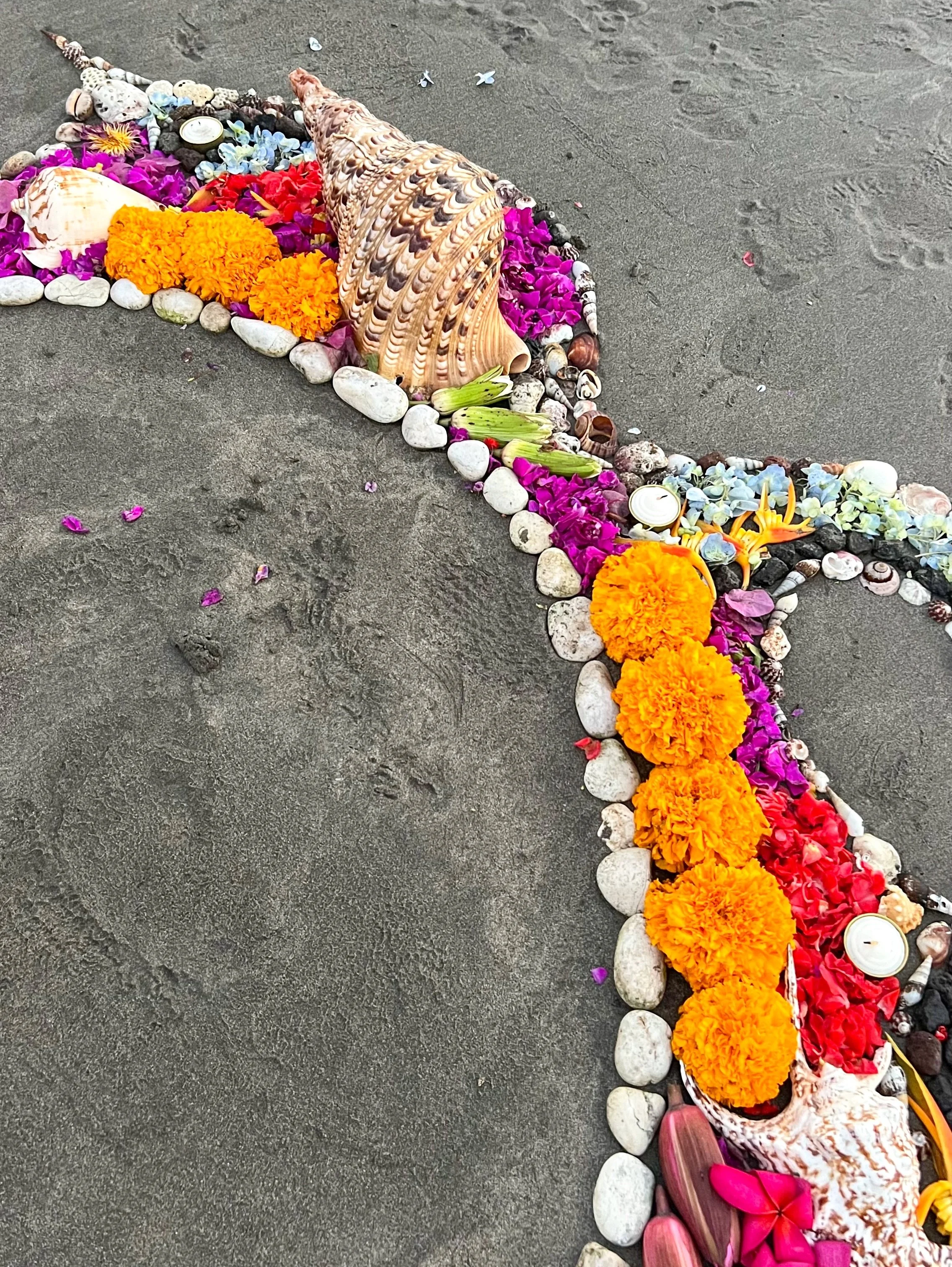 My creative juices in Bali overflow 💦

Connection with this land and with the people who call it home fills me with reverence.

It inspires me to give offerings.
To pray.
To open my heart.
To surrender.
To let go and trust.

The longer I spend here,